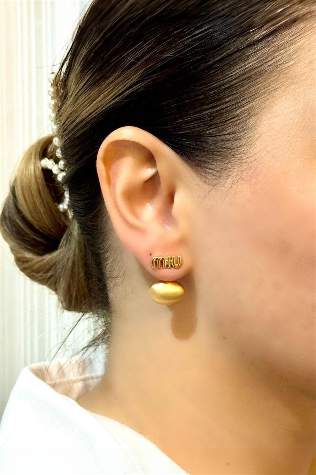 MIU Serisi Gold Yazılı Küpe