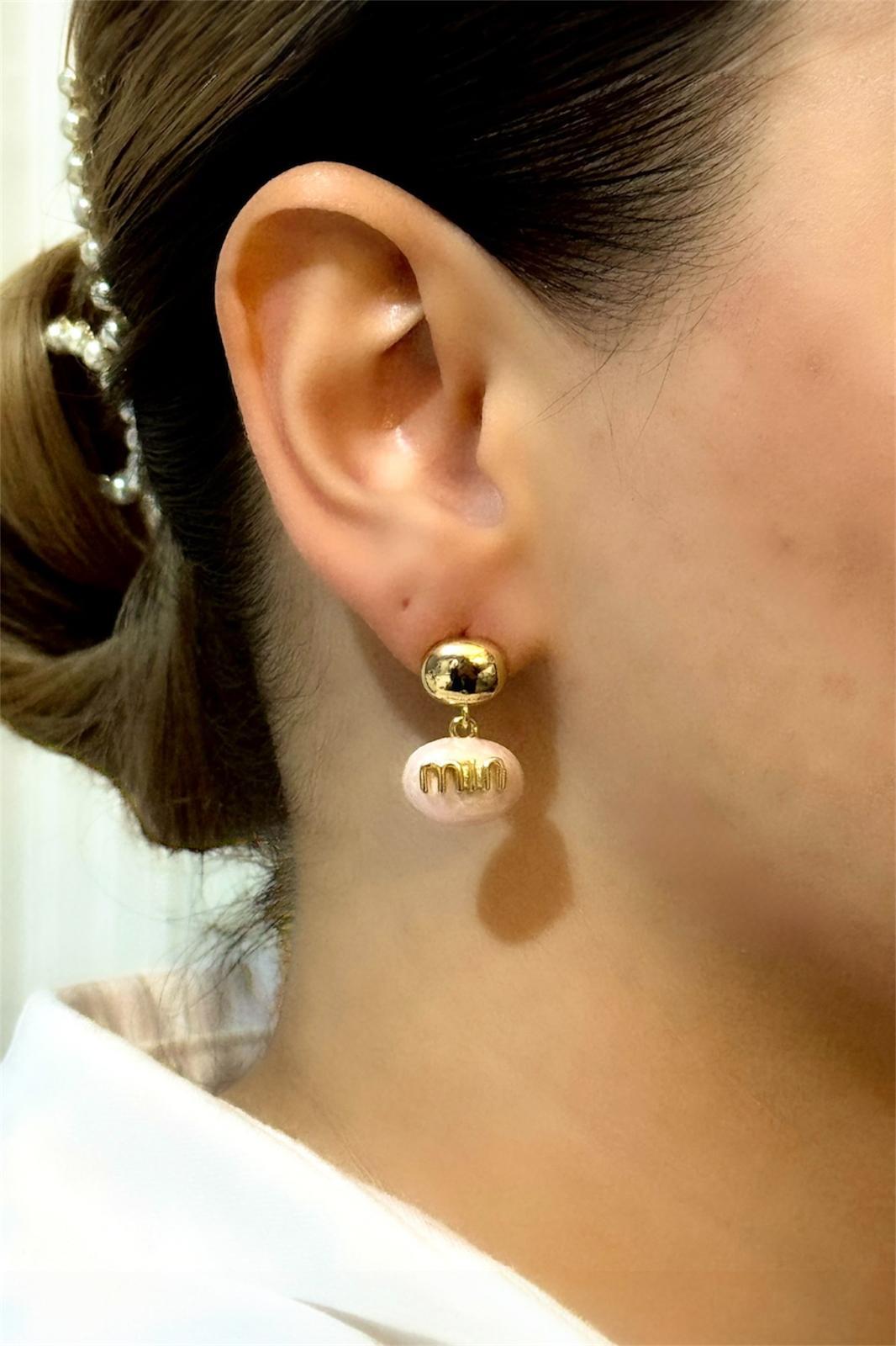 MIU Serisi Pembe Sedef Detaylı Taşlı Gold Küpe1