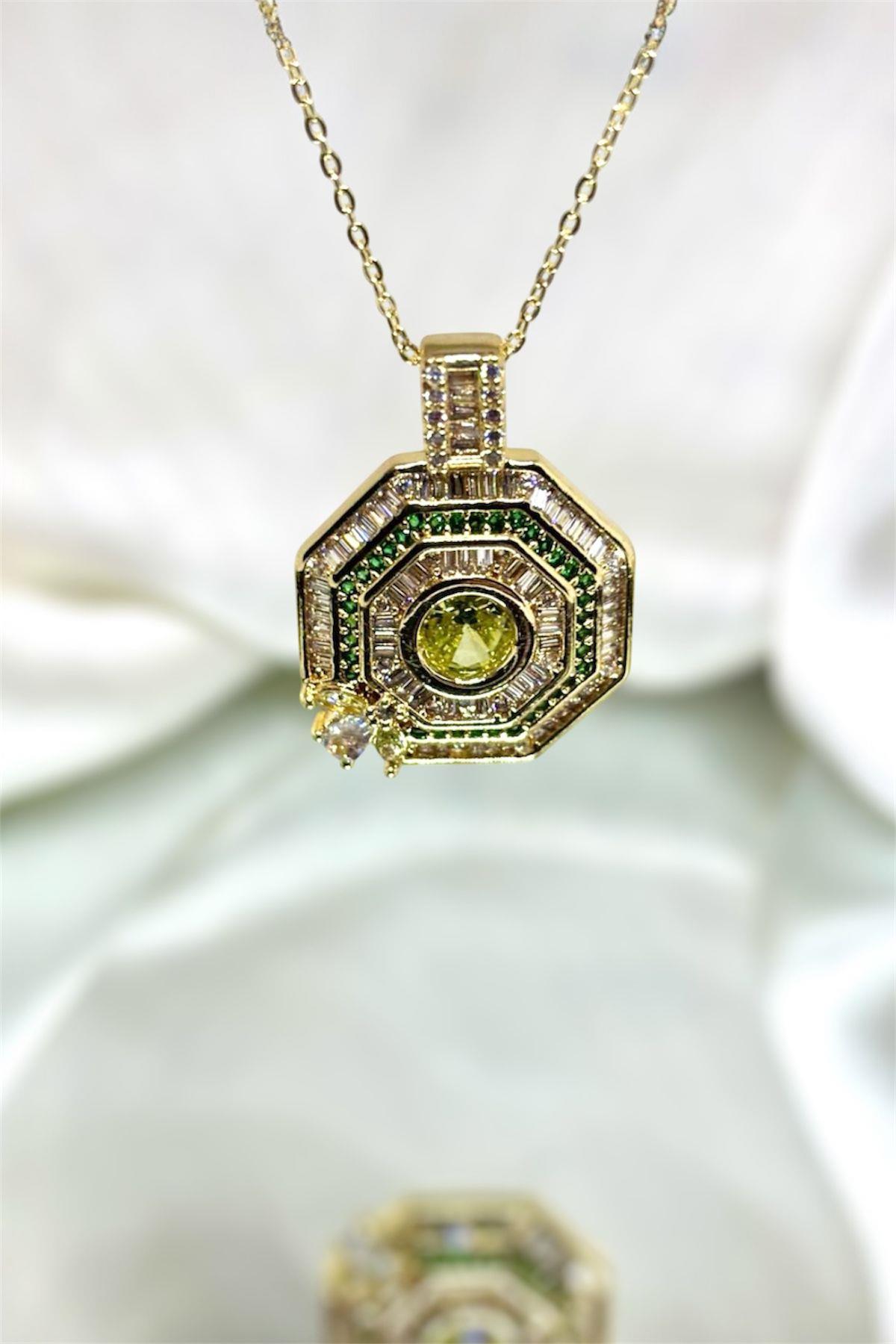 Renki Zirkon Taşlı Arı Detaylı Madalyon Kolye