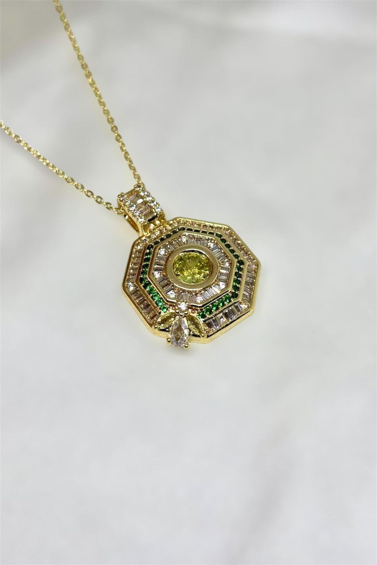 Renki Zirkon Taşlı Arı Detaylı Madalyon Kolye