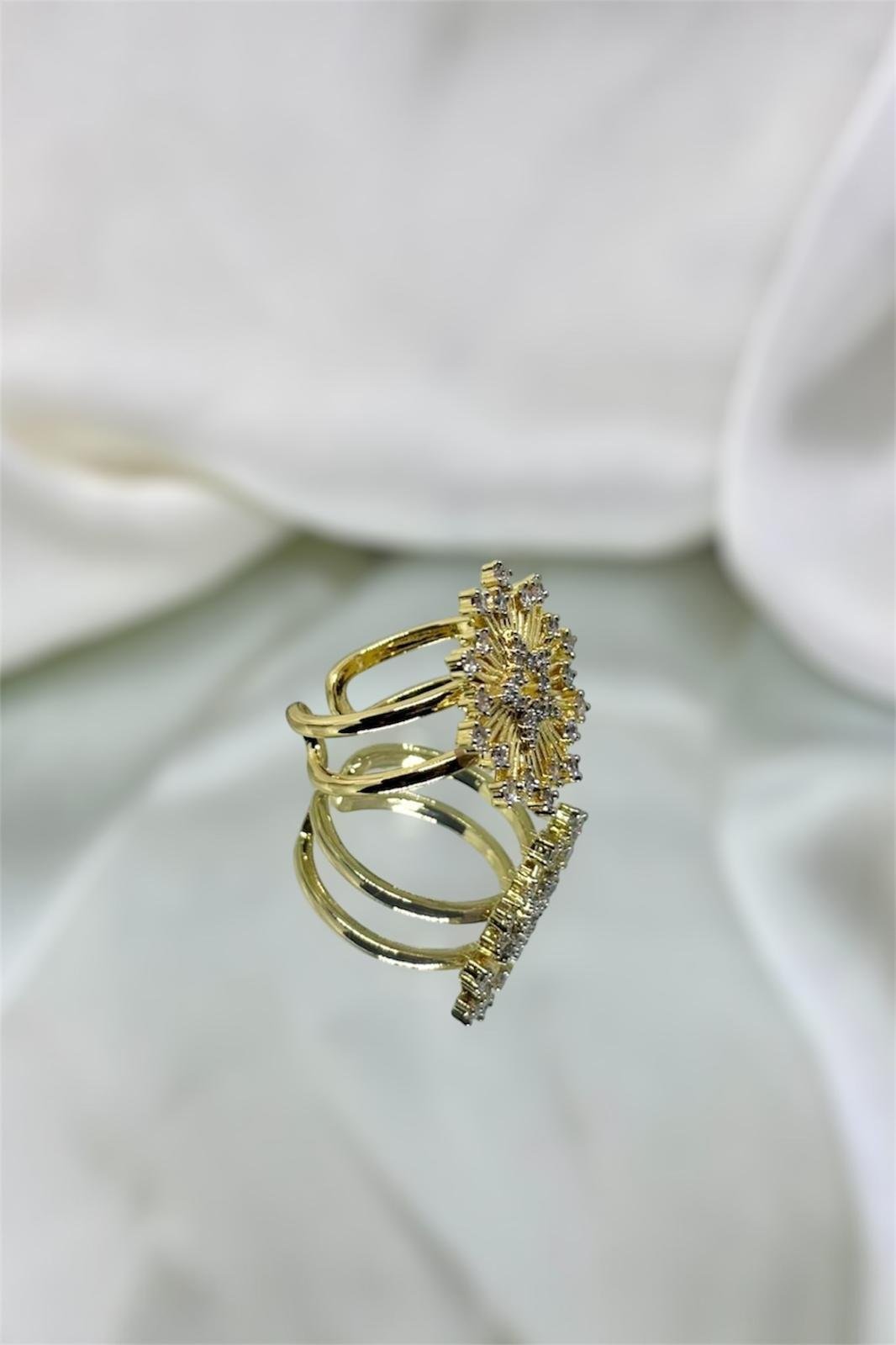 Yıldız Detaylı Zirkon Taşlı Ayarlanabilir Gold Yüzük