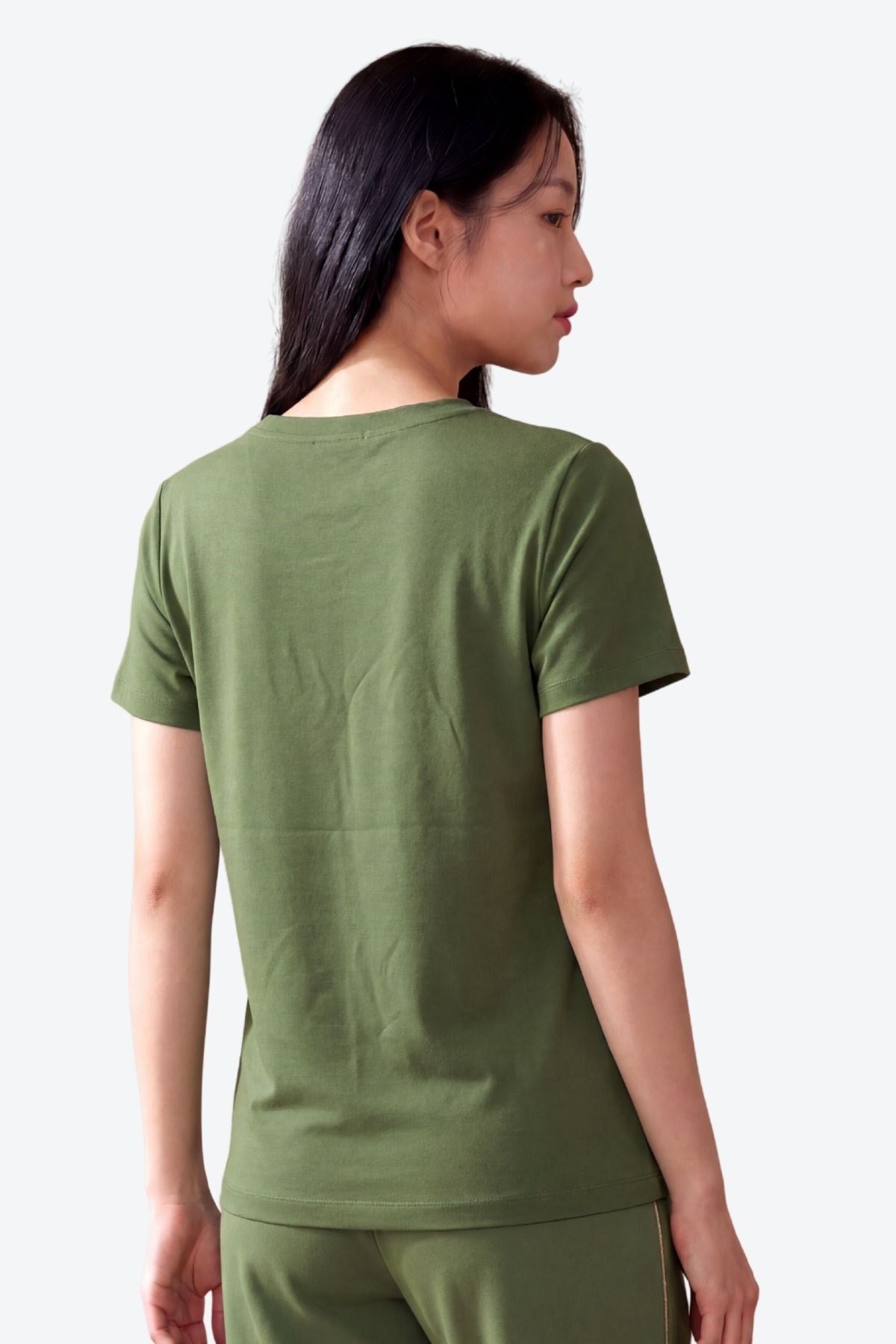 Kadın V Yaka Metal Logo Detaylı Regular Fit T-Shirt