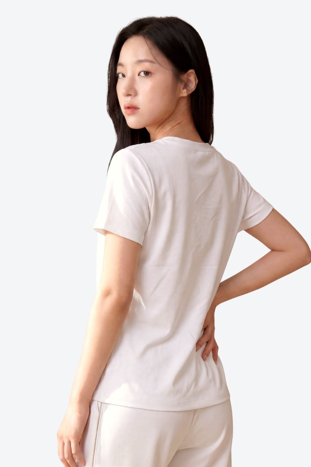 Kadın V Yaka Metal Logo Detaylı Regular Fit T-Shirt