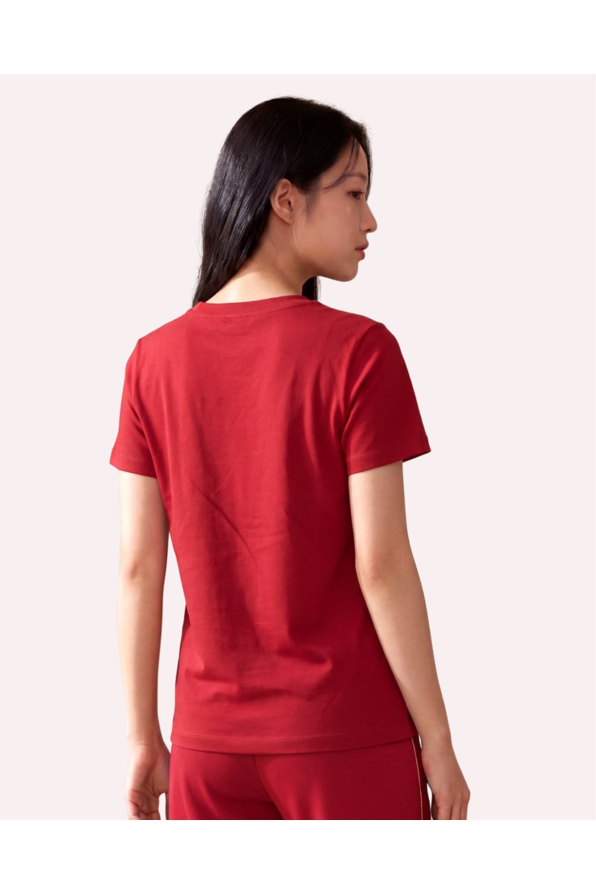 Metal Logo Detaylı Regular Fit Kadın V Yaka T-Shirt