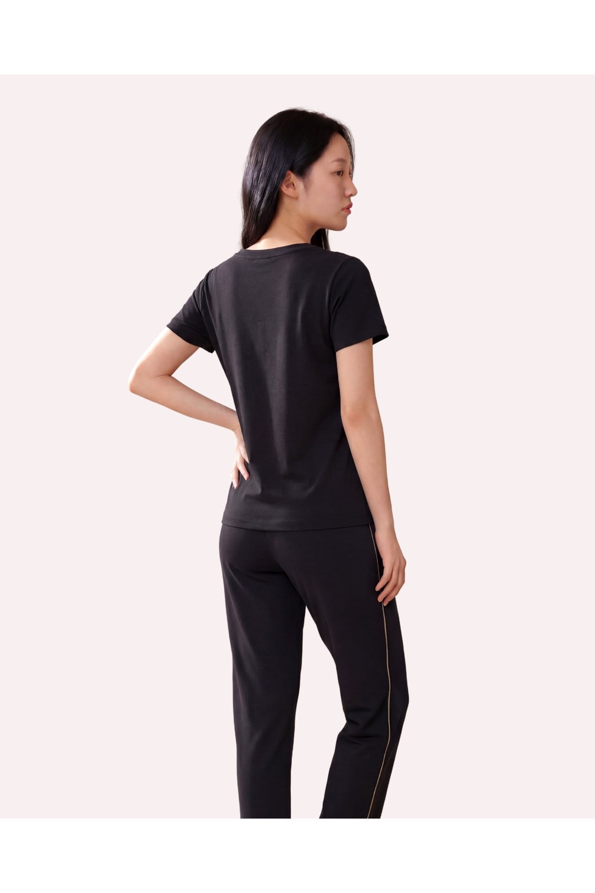 Metal Logo Detaylı Regular Fit Kadın V Yaka T-Shirt
