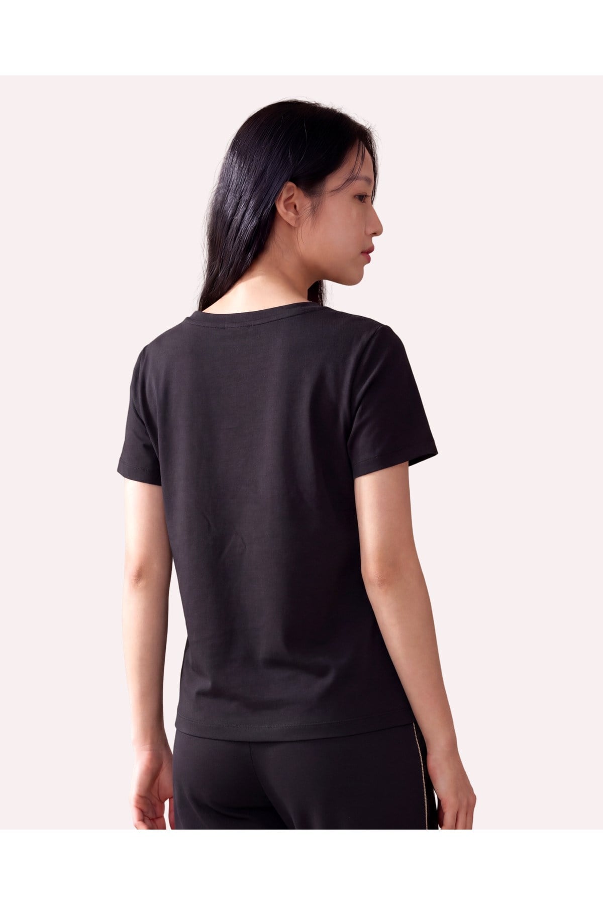 Metal Logo Detaylı Regular Fit Kadın V Yaka T-Shirt