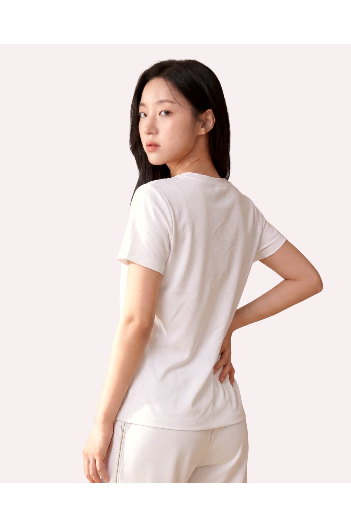 Metal Logo Detaylı Regular Fit Kadın V Yaka T-Shirt