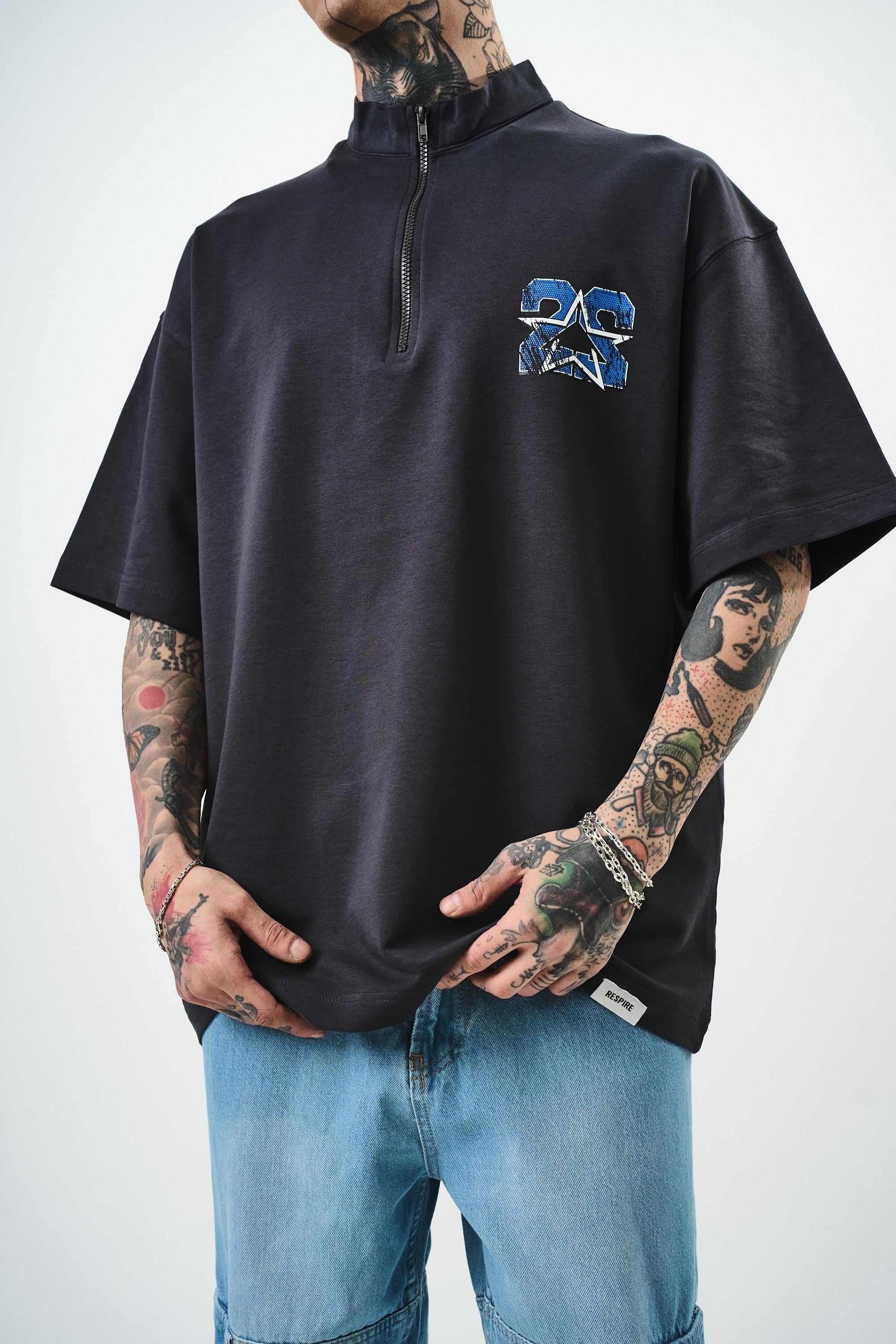 Erkek 22 Baskılı Yarım Fermuarlı Oversize T-Shirt füme