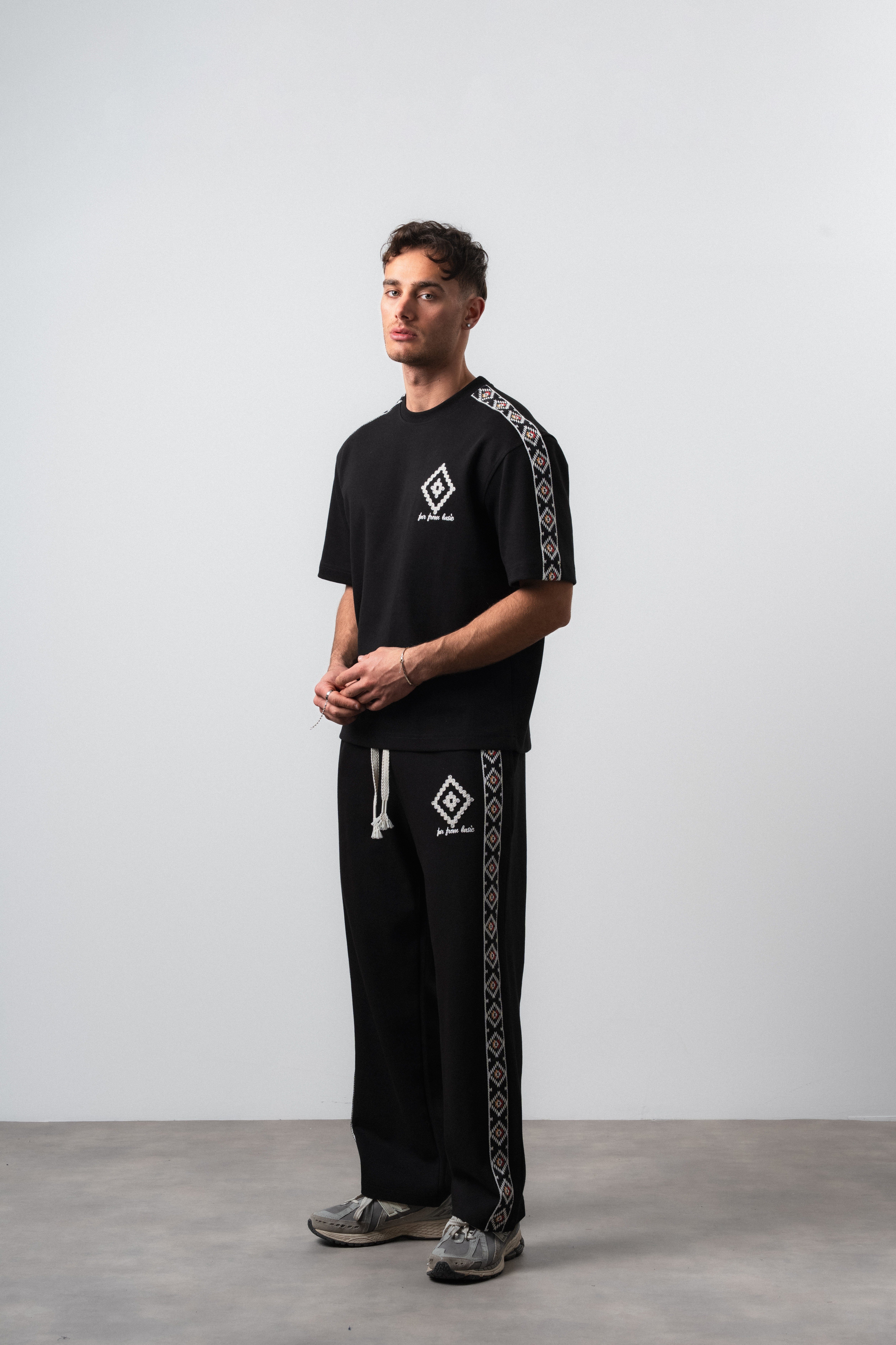 Erkek Far From Basic Şerit Detaylı Regular Fit T-Shirt Pantolon Takım Siyah