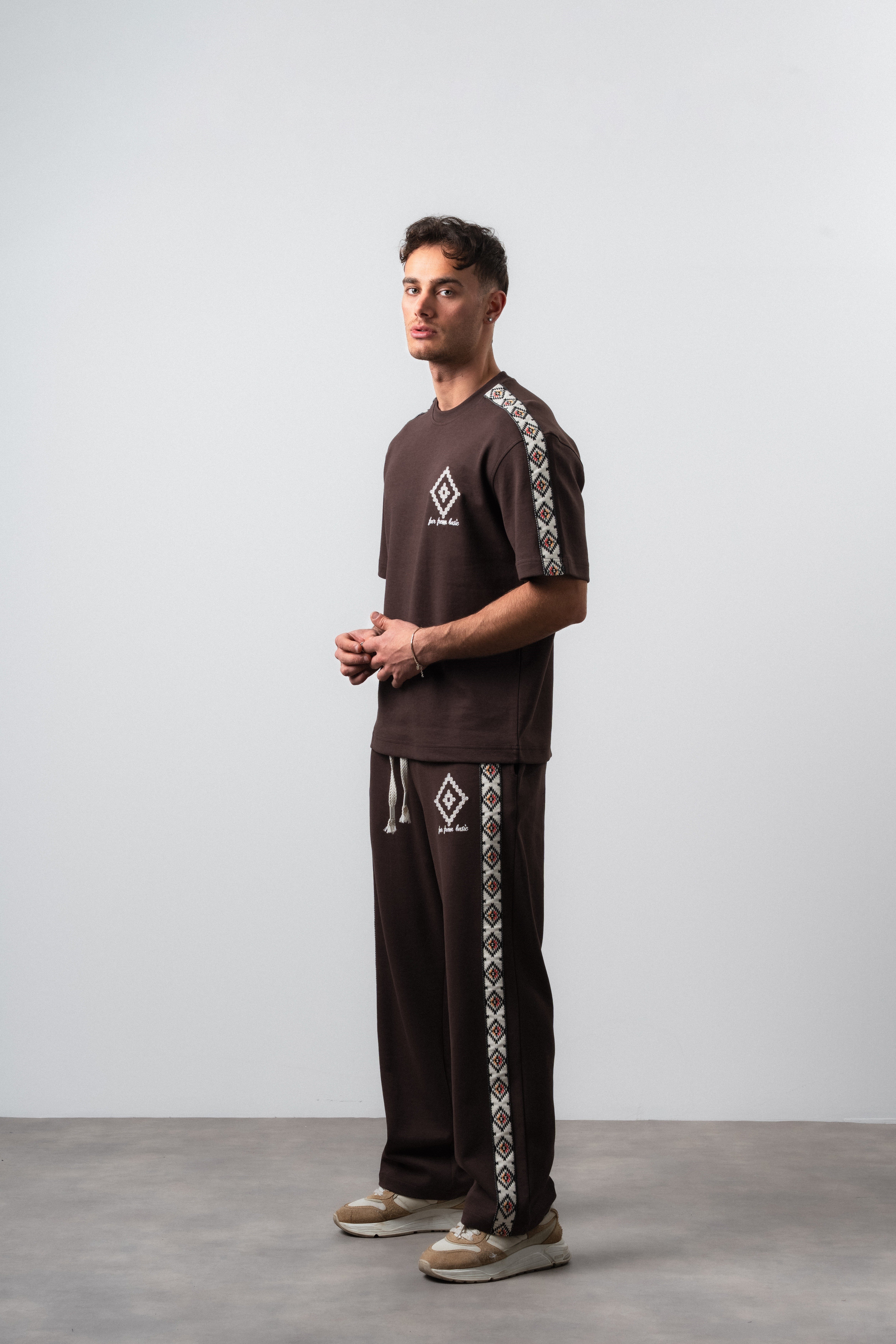 Erkek Far From Basic Şerit Detaylı Regular Fit T-Shirt Pantolon Takım Kahve