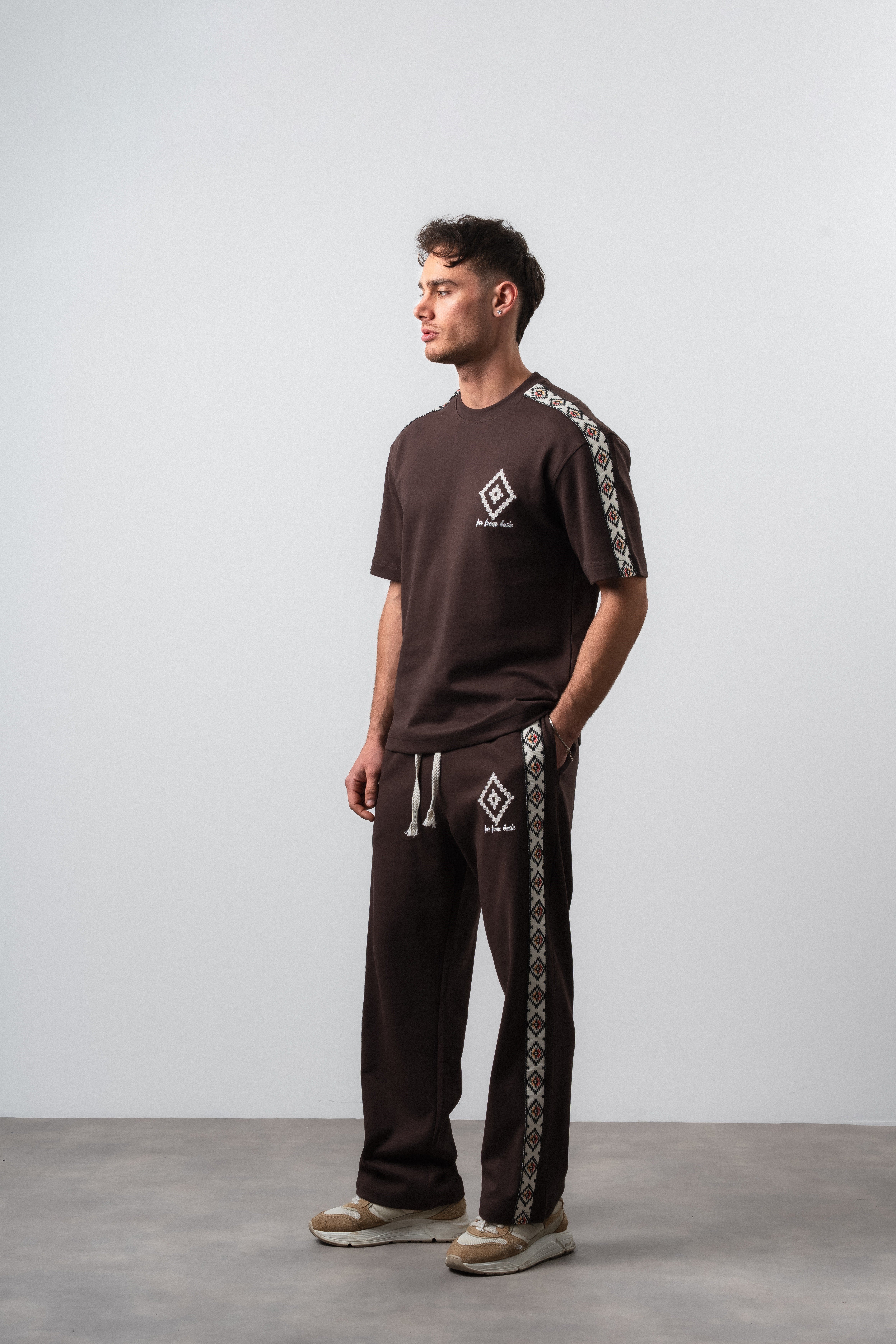 Erkek Far From Basic Şerit Detaylı Regular Fit T-Shirt Pantolon Takım Kahve