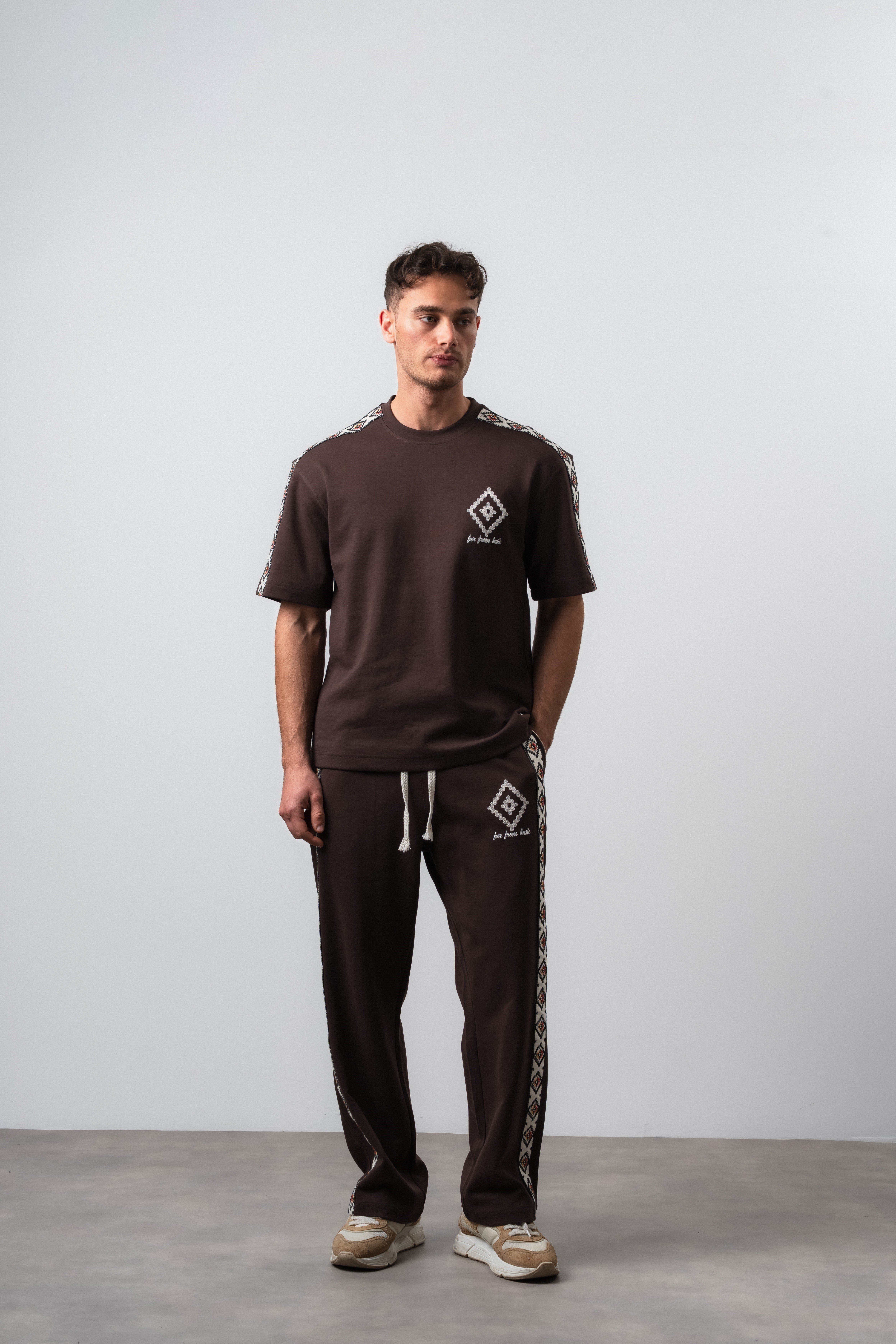 Erkek Far From Basic Şerit Detaylı Regular Fit T-Shirt Pantolon Takım Kahve
