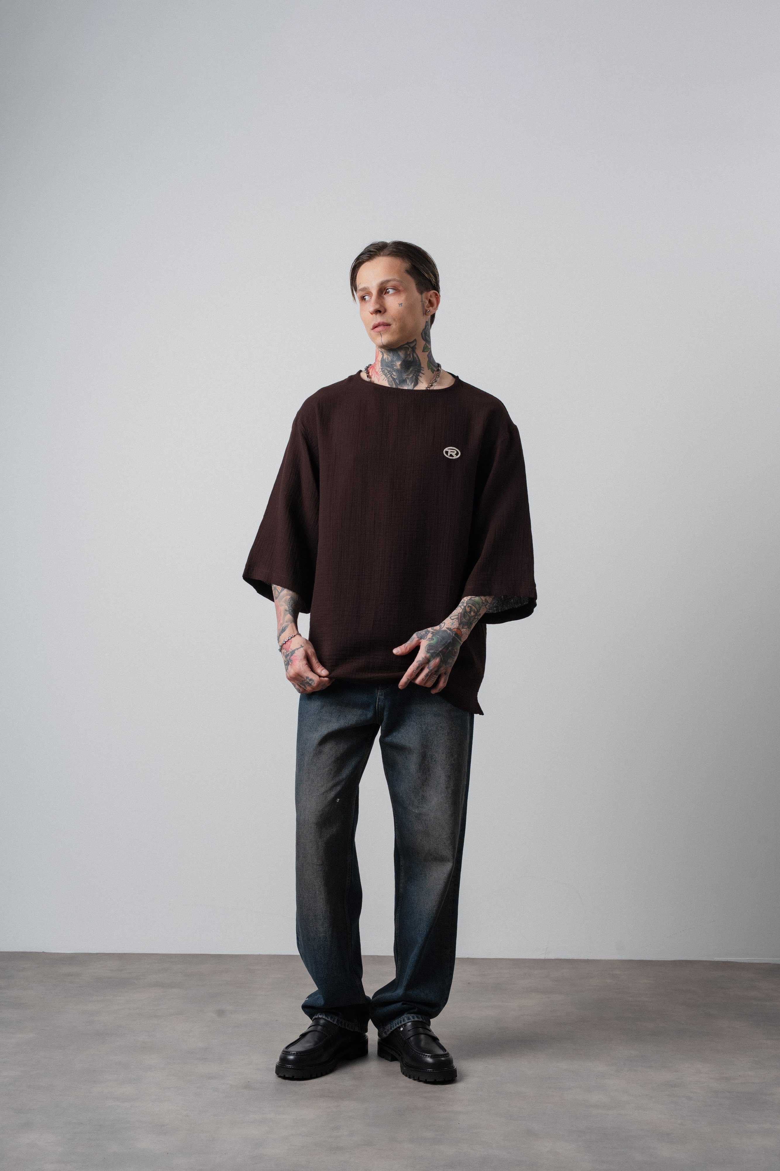 Erkek R Nakışlı Fakir Kol Müslin Oversize T-Shirt Acı Kahve