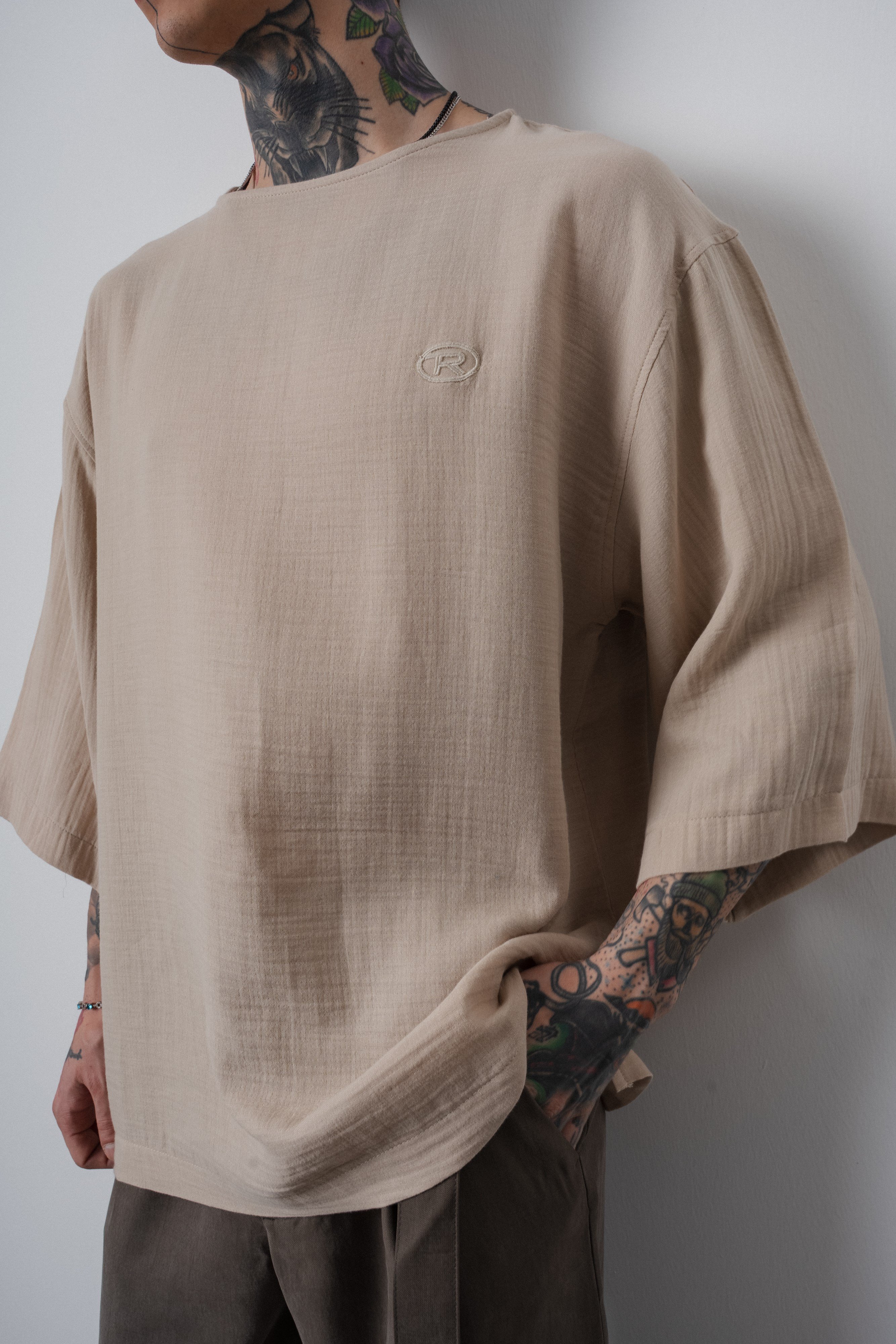 Erkek R Nakışlı Fakir Kol Müslin Oversize T-Shirt Bej