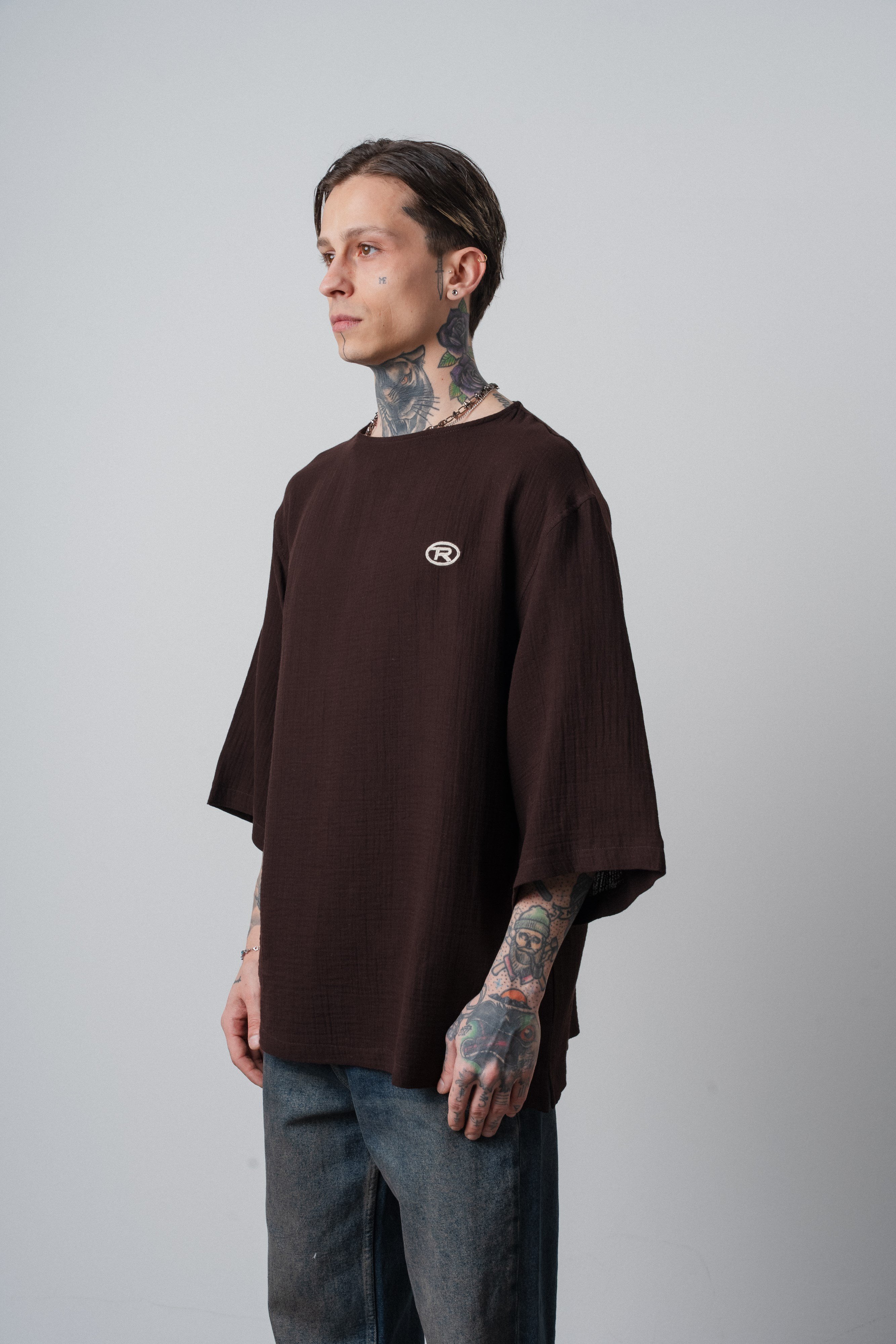 Erkek R Nakışlı Fakir Kol Müslin Oversize T-Shirt Acı Kahve