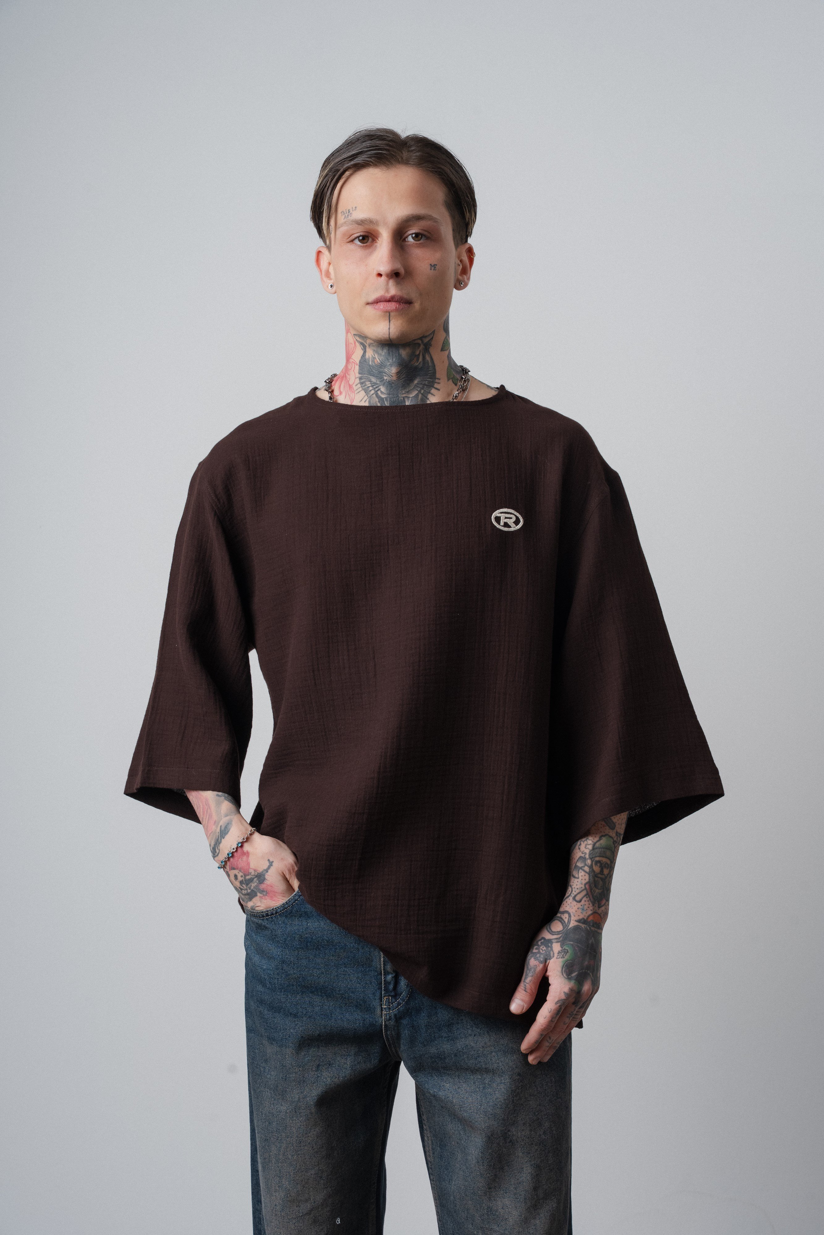 Erkek R Nakışlı Fakir Kol Müslin Oversize T-Shirt Acı Kahve