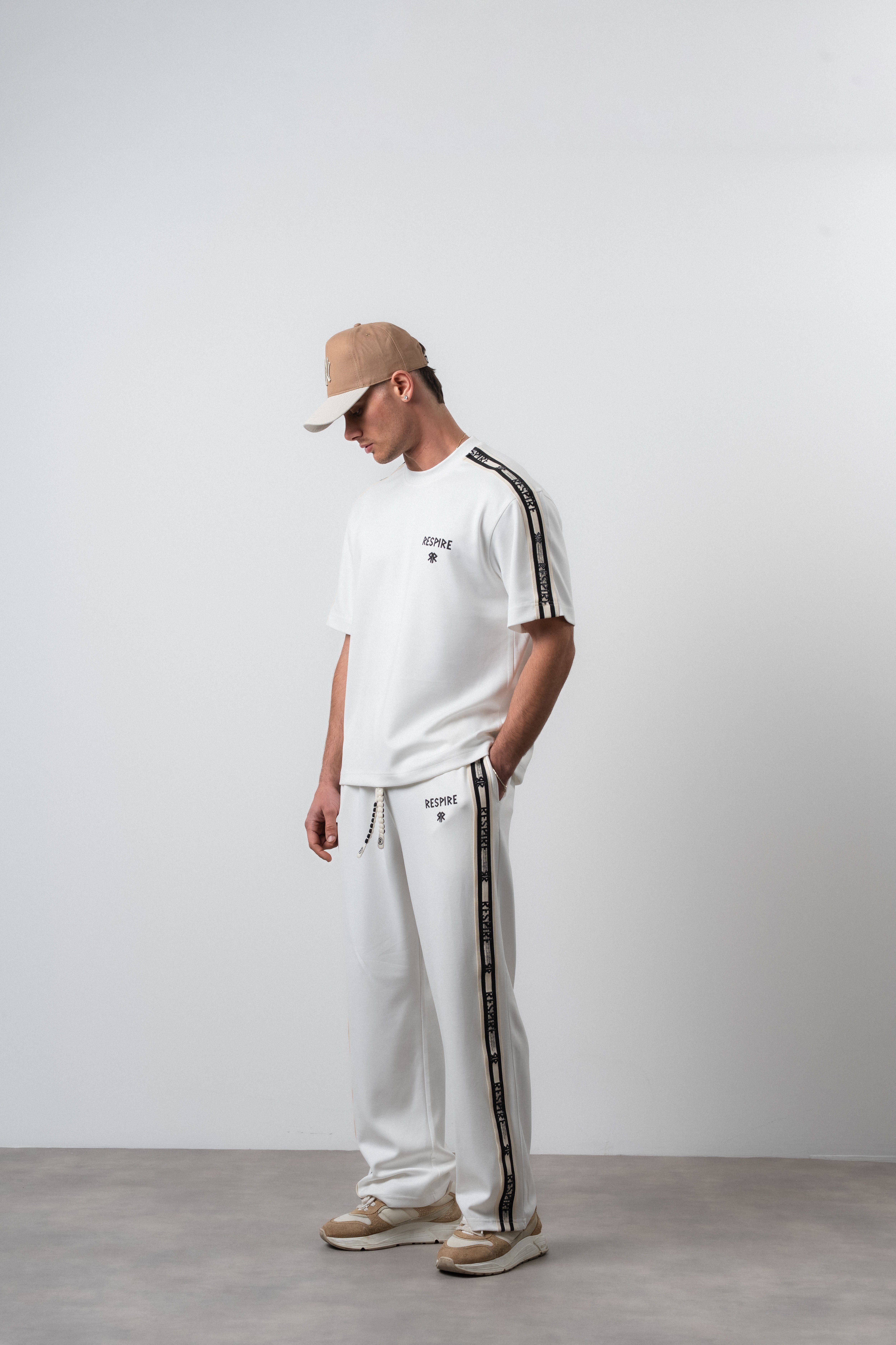 Erkek Respire Şerit Detaylı Regular Fit T-Shirt Pantolon Takım Ekru
