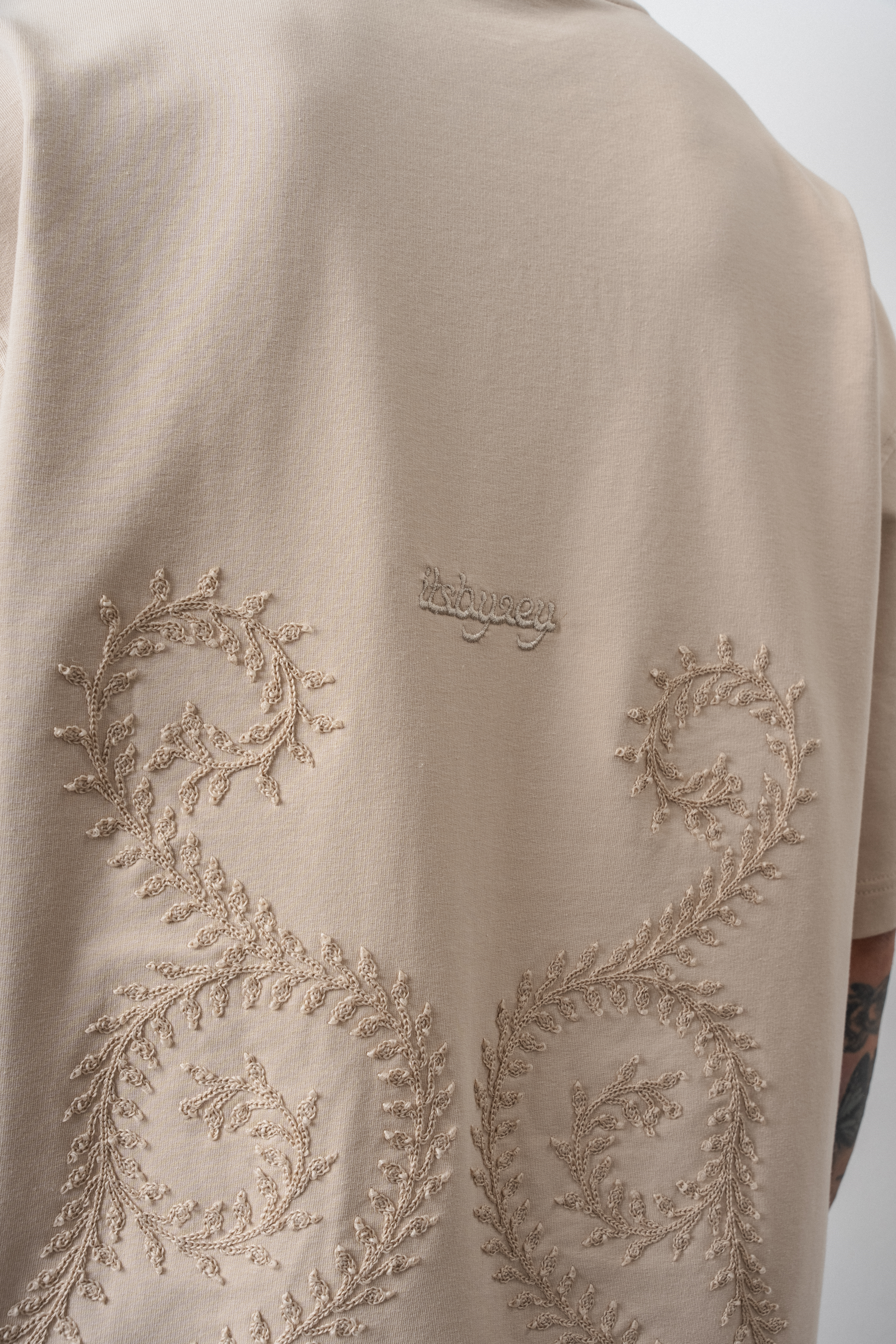 Erkek Spiral Nakış Detaylı Oversize T-Shirt Bej