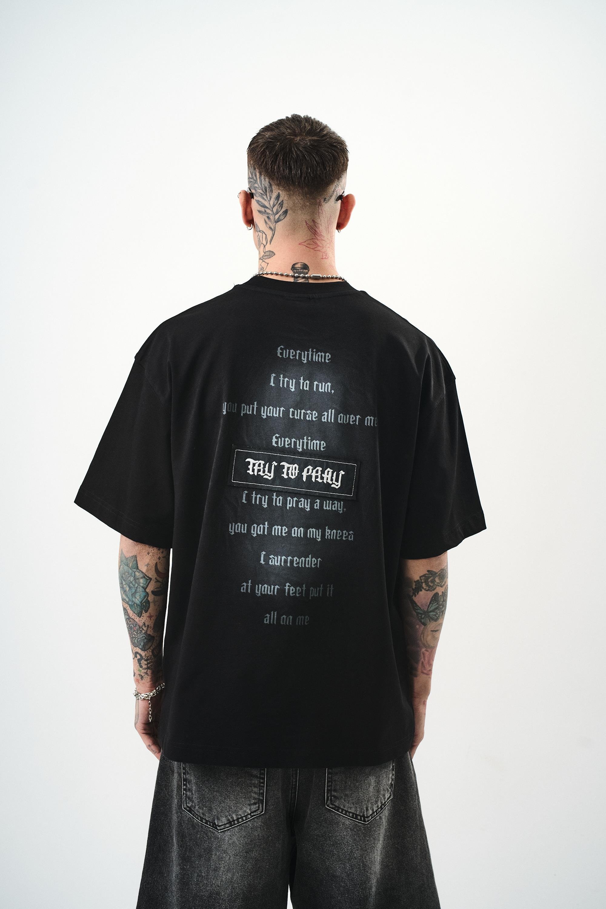 Erkek Try To Pray Nakışlı Oversize T-Shirt Siyah