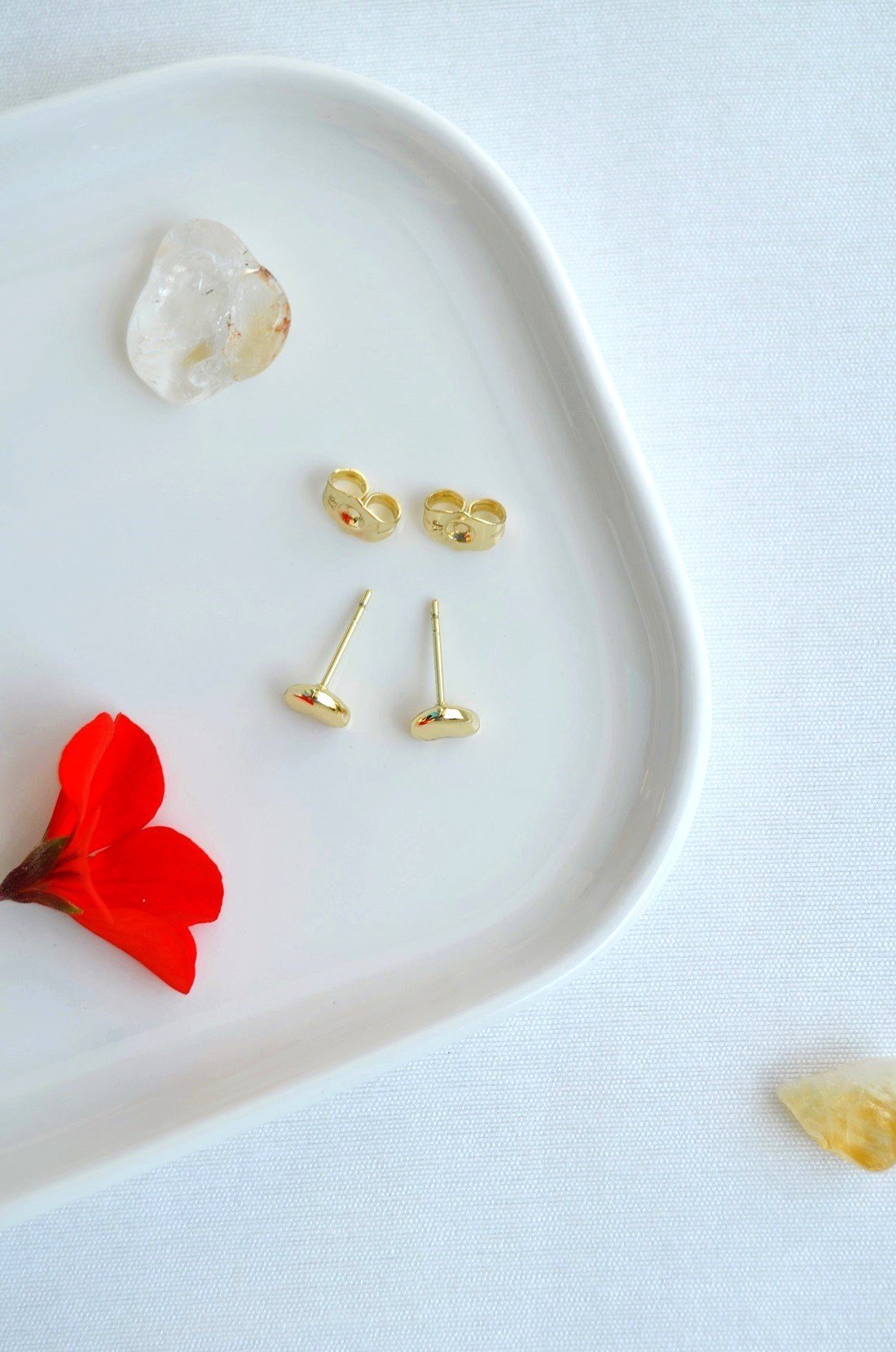 14K Altın Kaplama Mini Kalp Küpe – 4 mm Zarif Tasarım & Helix Uyumlu