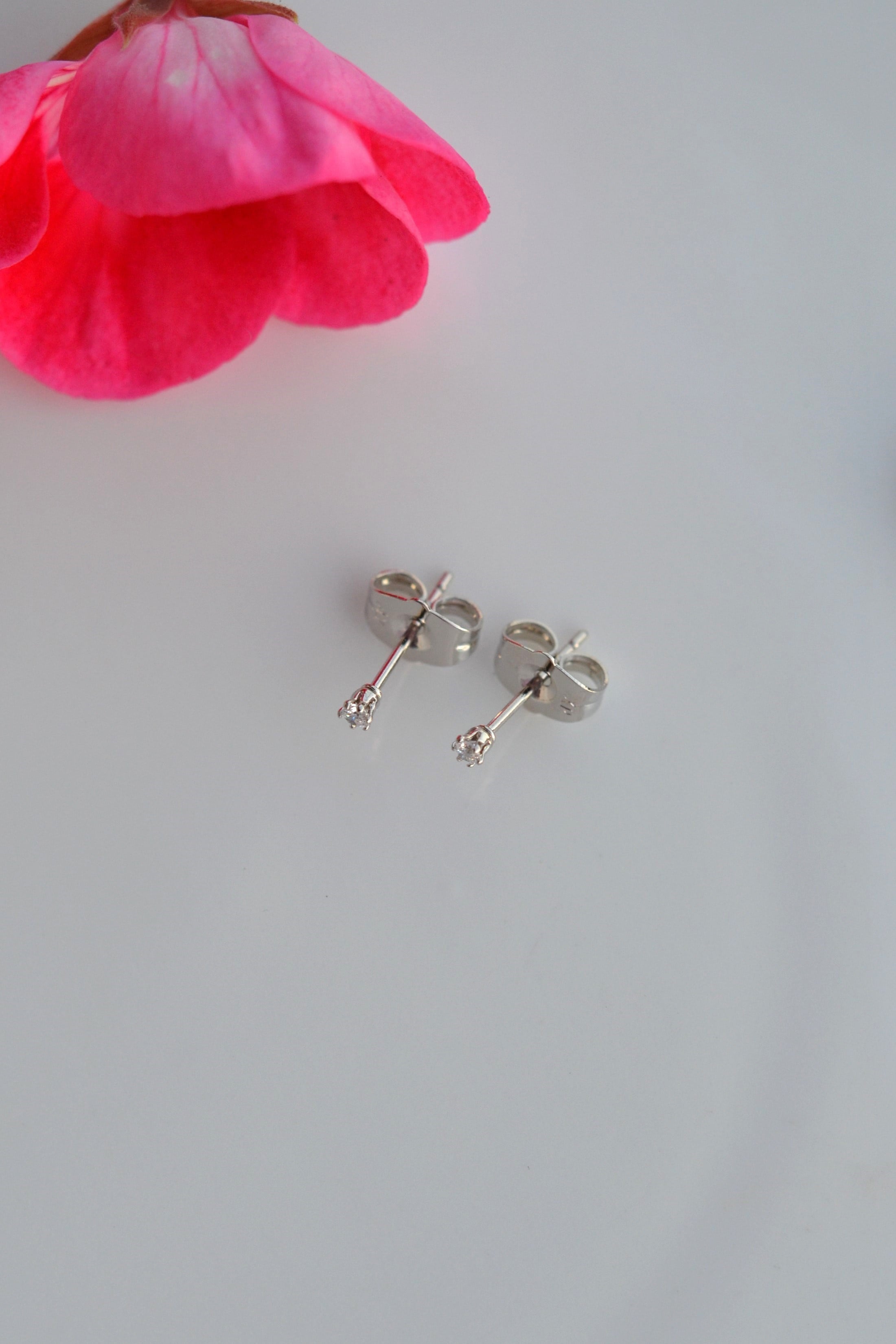 2 mm Mini Tektaş Küpe Gümüş Renk Zirkon Taşlı Dayanıklı Küpe