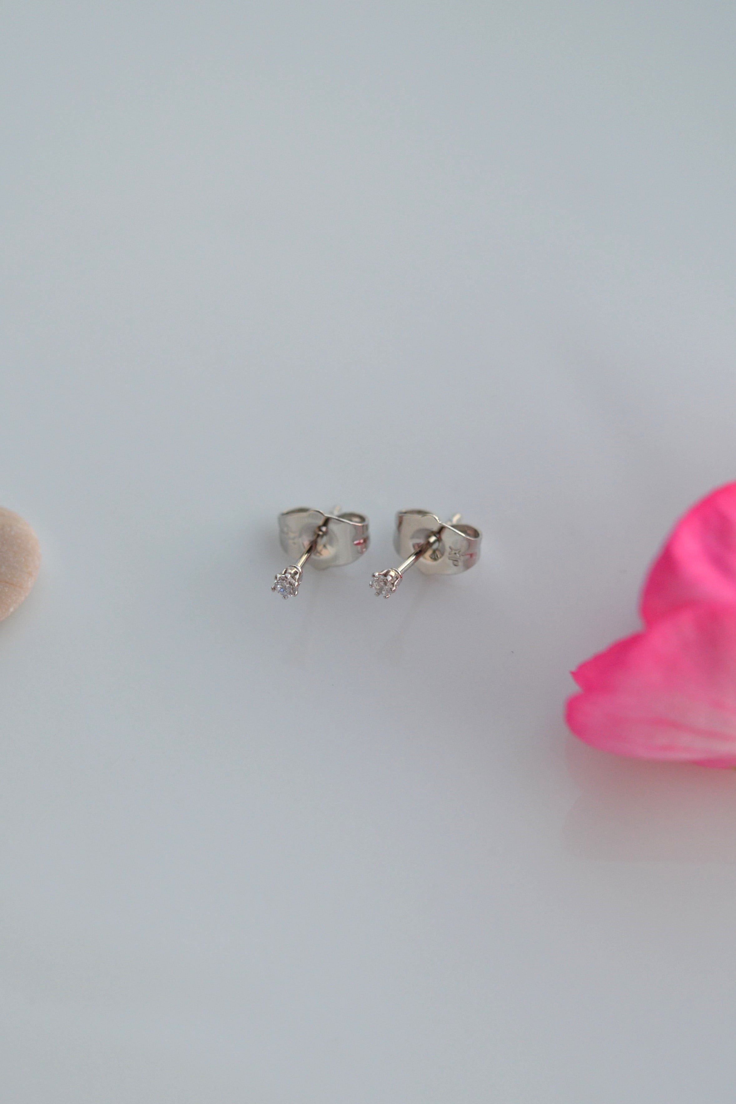 2 mm Mini Tektaş Küpe Gümüş Renk Zirkon Taşlı Dayanıklı Küpe