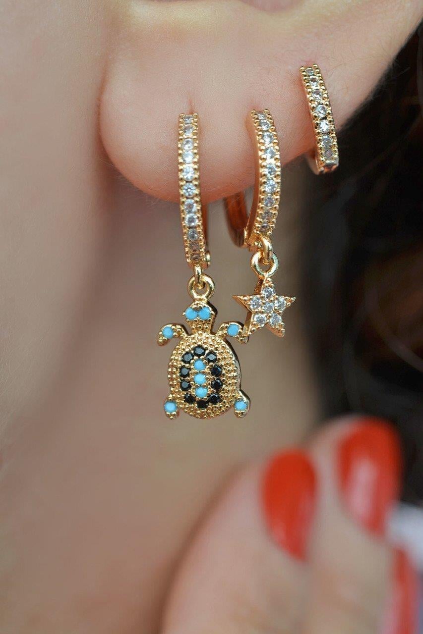 Altın Renkli Yıldız ve Kaplumbağa Detaylı Üçlü Küpe Seti