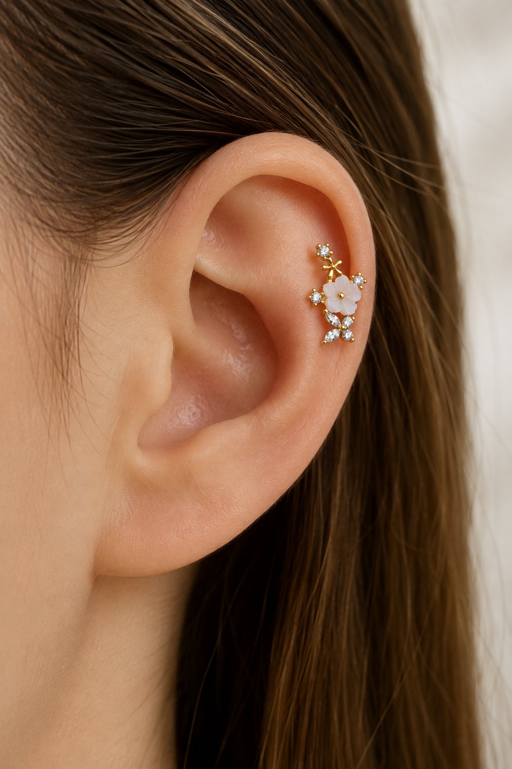 Beyaz Çiçekli Taşlı Helix Piercing Gold Renk Kıkırdak ve Lob Küpesi 6 mm Bar Tek Adet