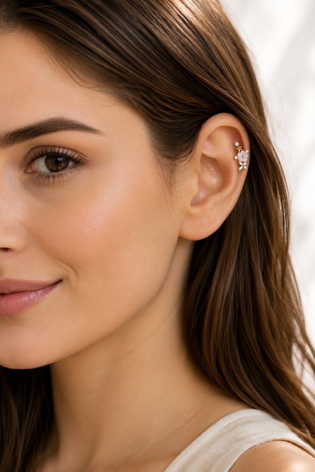 Beyaz Çiçekli Taşlı Helix Piercing Gold Renk Kıkırdak ve Lob Küpesi 6 mm Bar Tek Adet