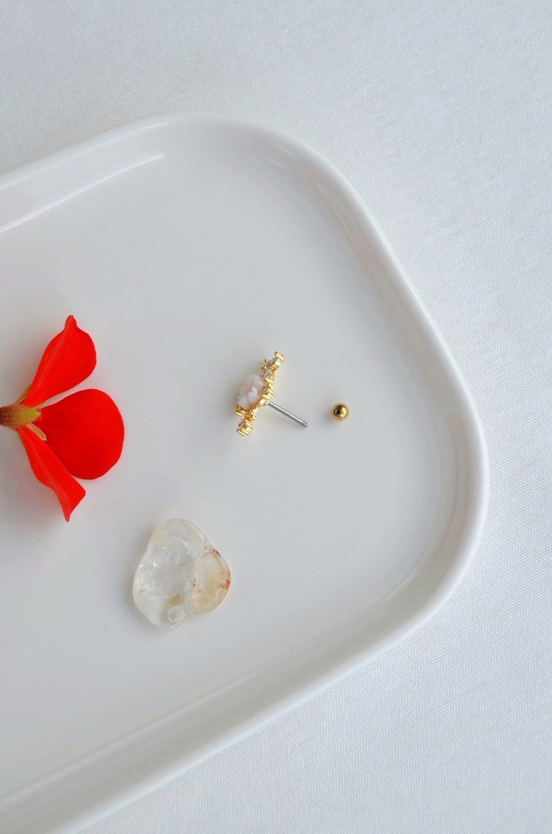 Beyaz Çiçekli Taşlı Helix Piercing Gold Renk Kıkırdak ve Lob Küpesi 6 mm Bar Tek Adet