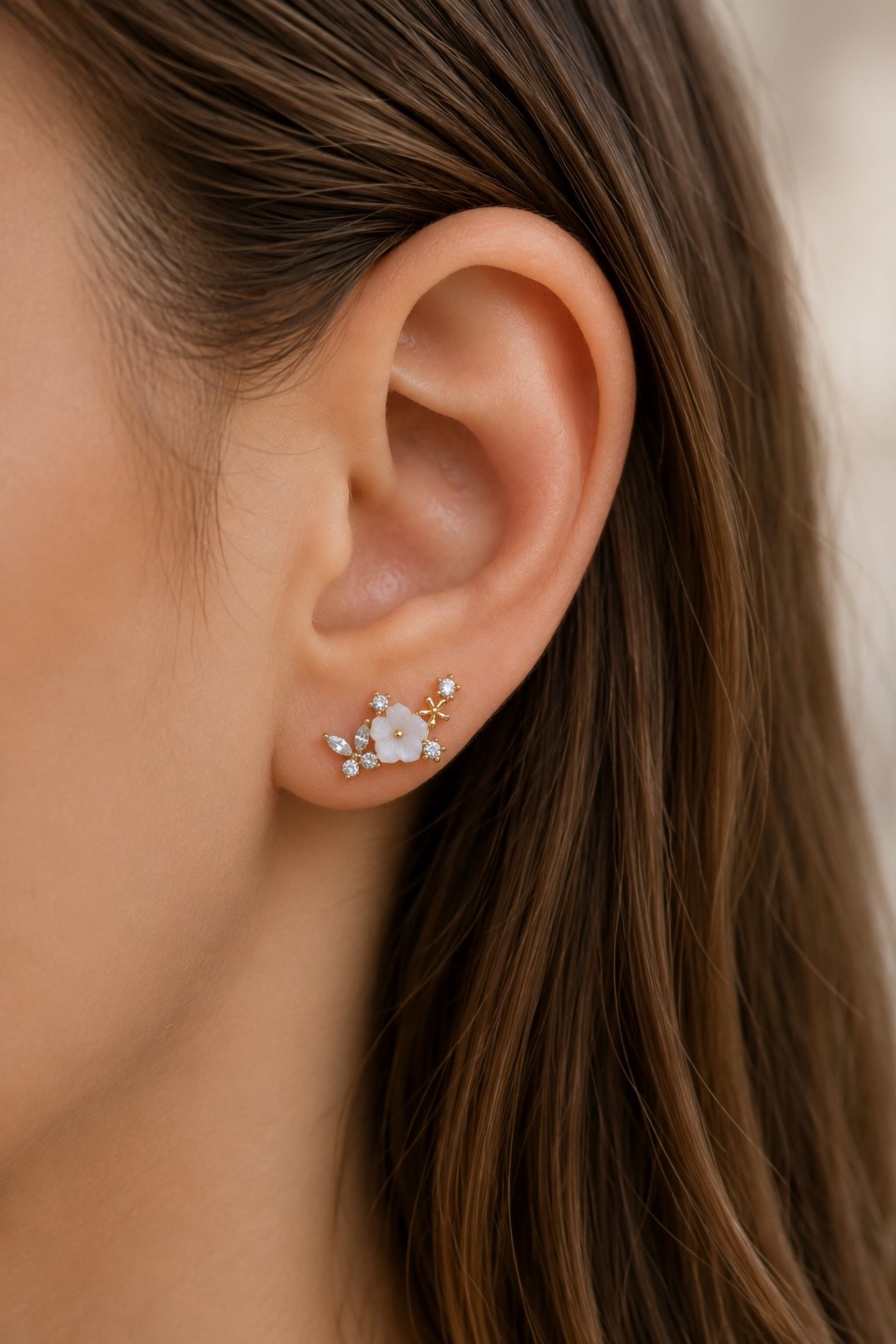 Beyaz Çiçekli Taşlı Helix Piercing Gold Renk Kıkırdak ve Lob Küpesi 6 mm Bar Tek Adet