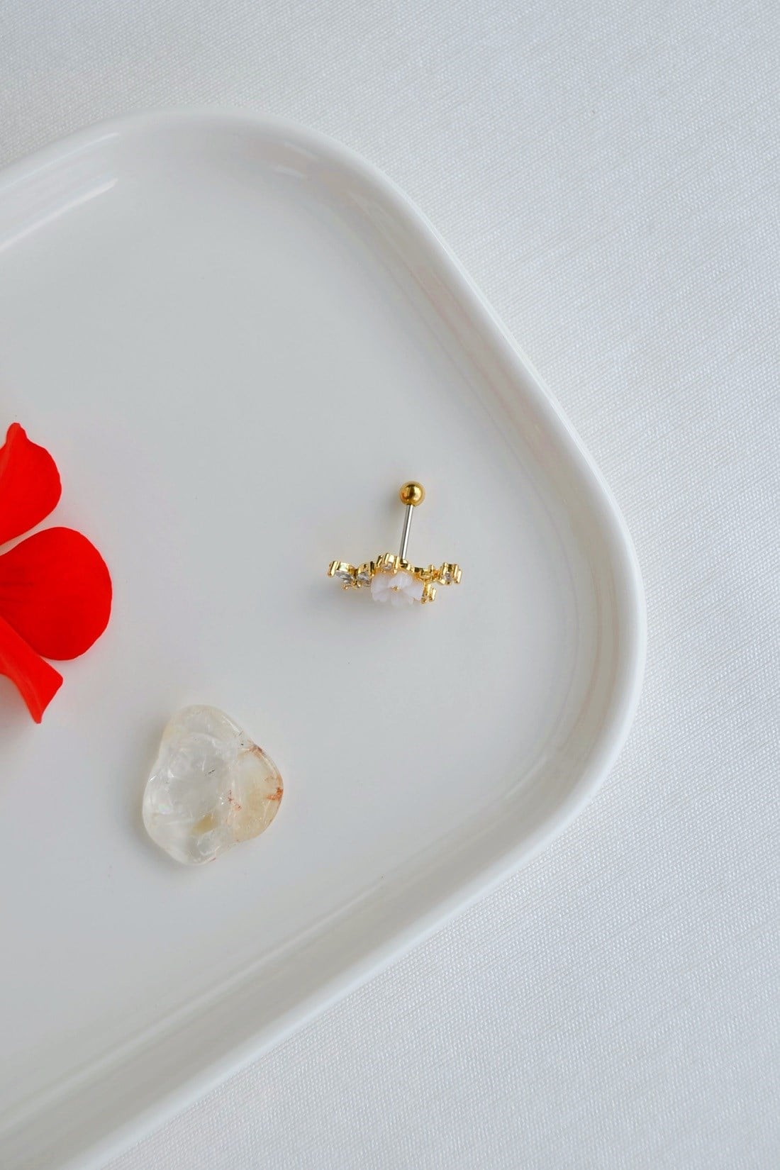 Beyaz Çiçekli Taşlı Helix Piercing Gold Renk Kıkırdak ve Lob Küpesi 6 mm Bar Tek Adet
