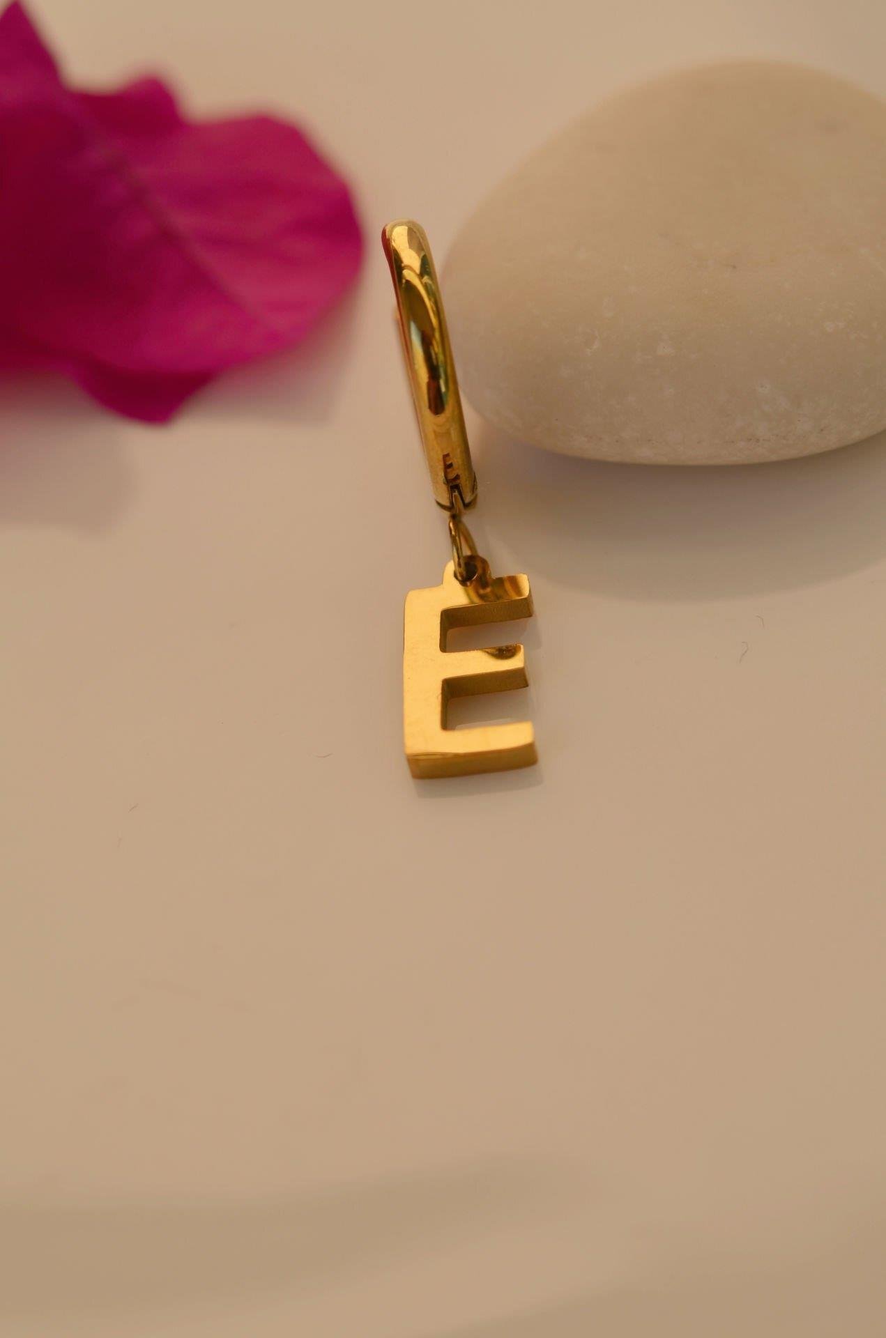 Çelik E Harfi Küpe Tekli