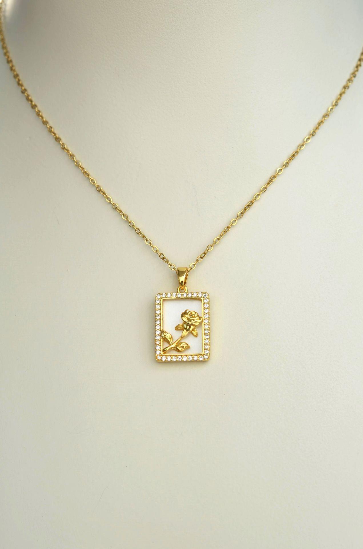 Çelik Gül Figürlü Kolye Gold Renk Gül Kolye