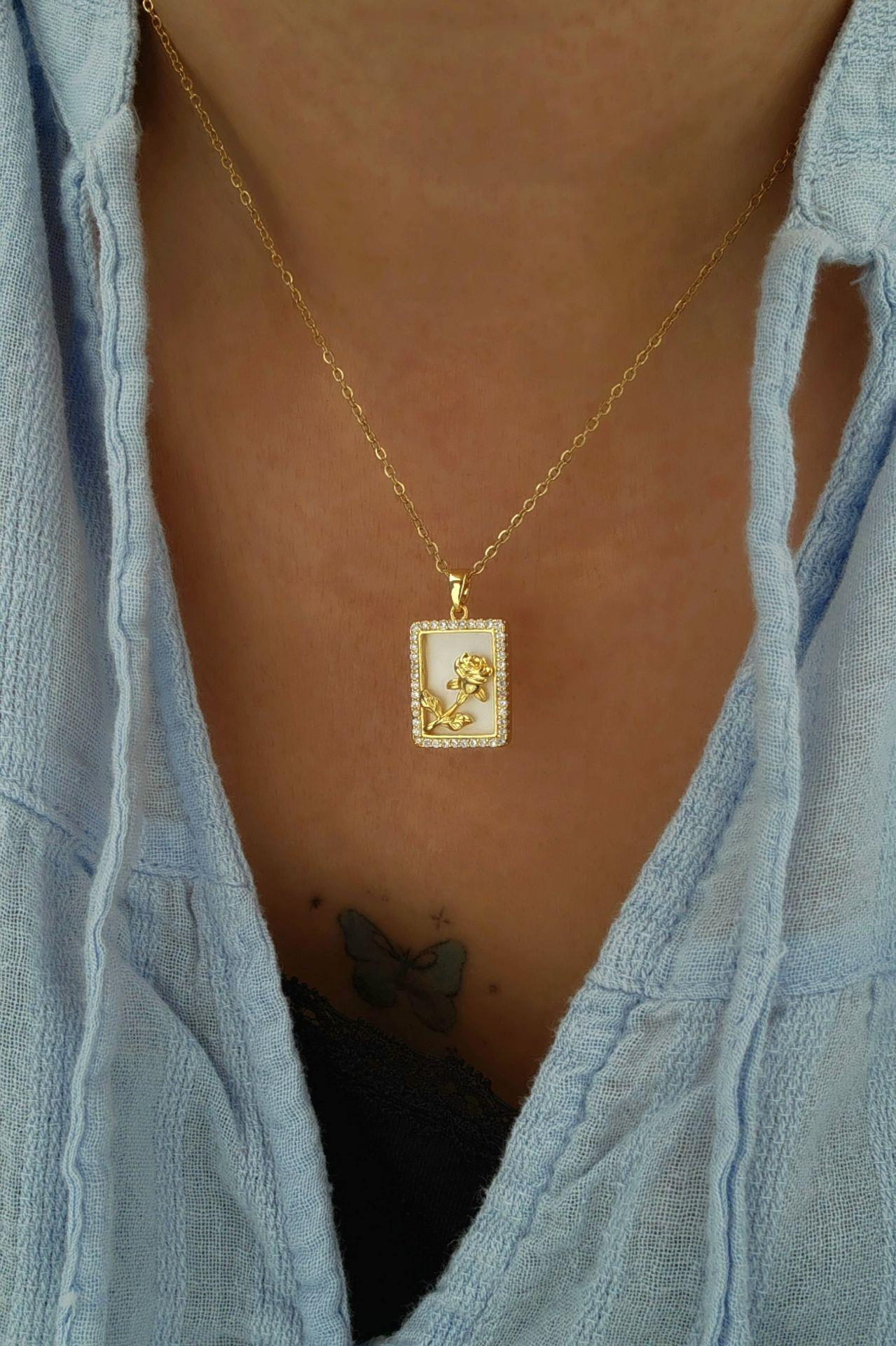 Çelik Gül Figürlü Kolye Gold Renk Gül Kolye