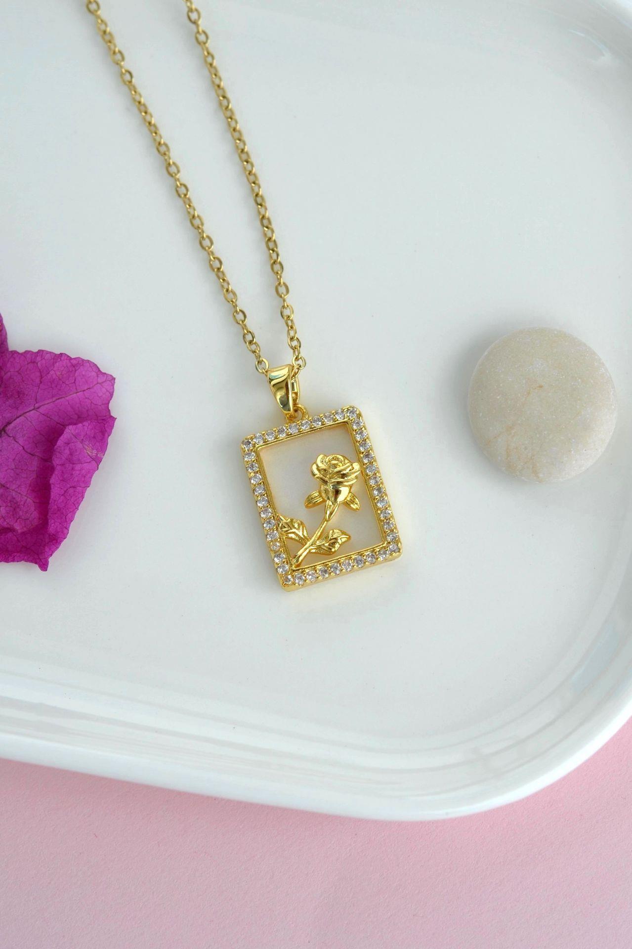 Çelik Gül Figürlü Kolye Gold Renk Gül Kolye