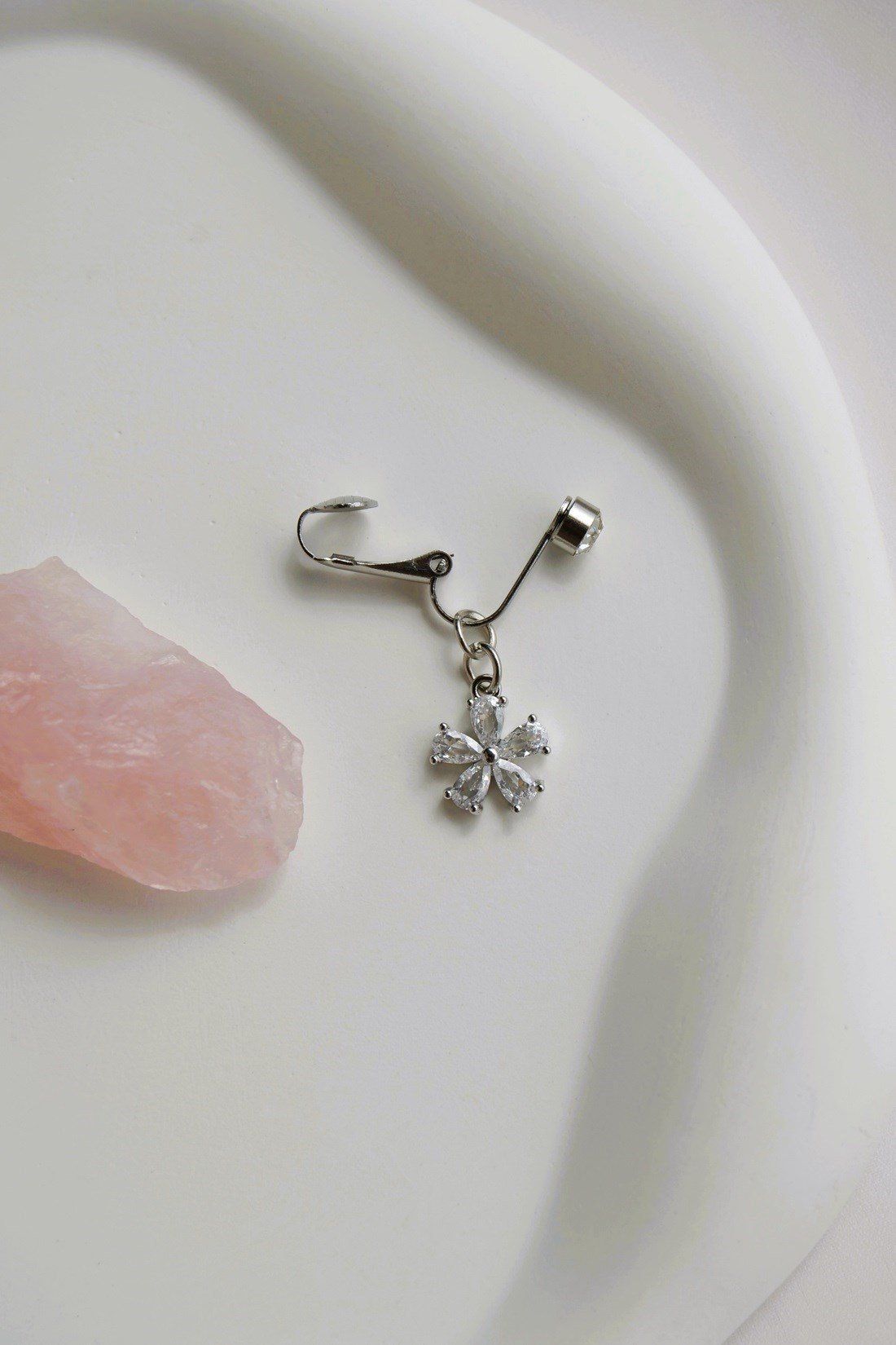Deliksiz Klipsli Çiçek Göbek Piercing  Taşlı Sıkıştırmalı Göbek Takısı