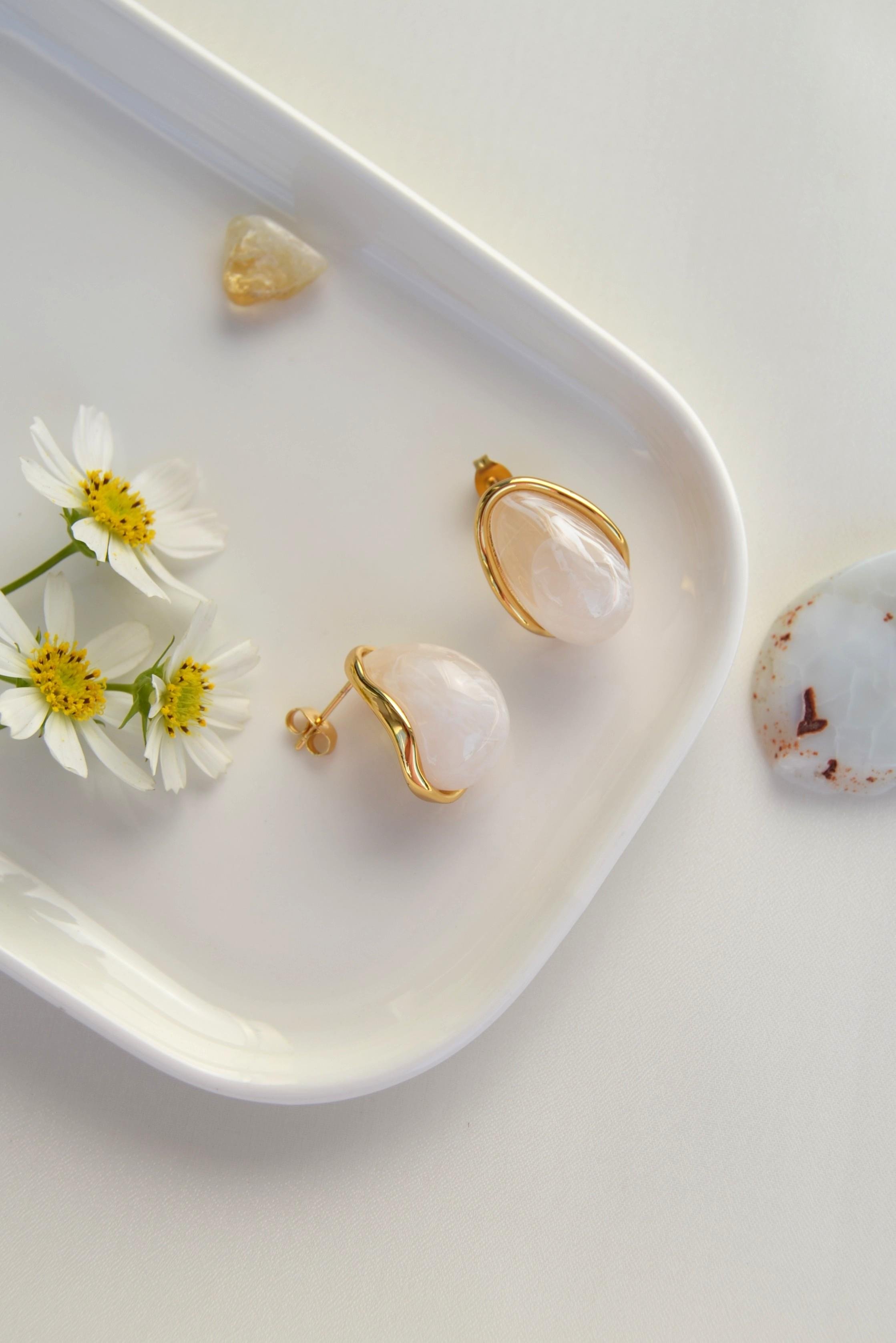 Ekru Reçine Damla Form Vintage Küpe – Gold Çelik