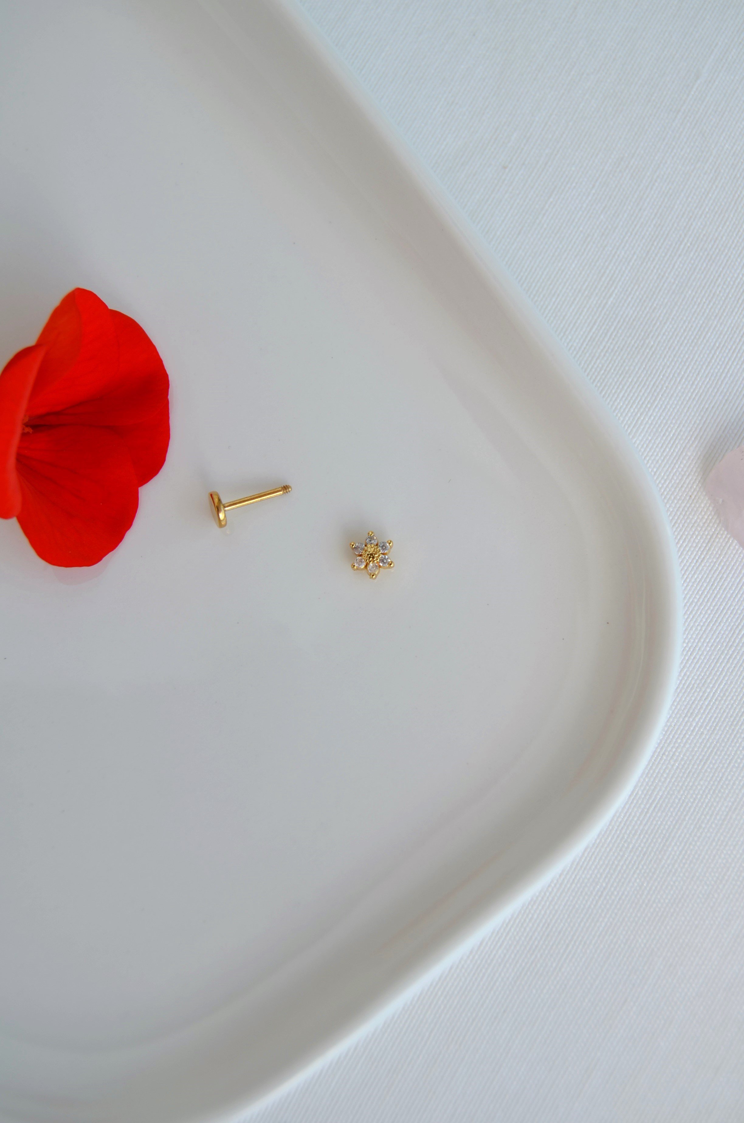 Gold Mini Çiçek Tragus Piercing Helix Kıkırdak