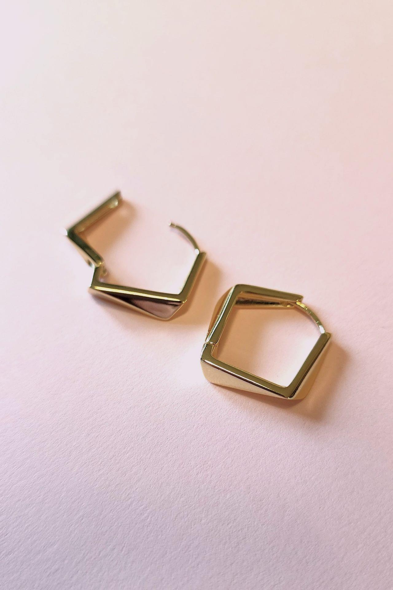 Gold Renk Asimetrik Dörtgen Küpe