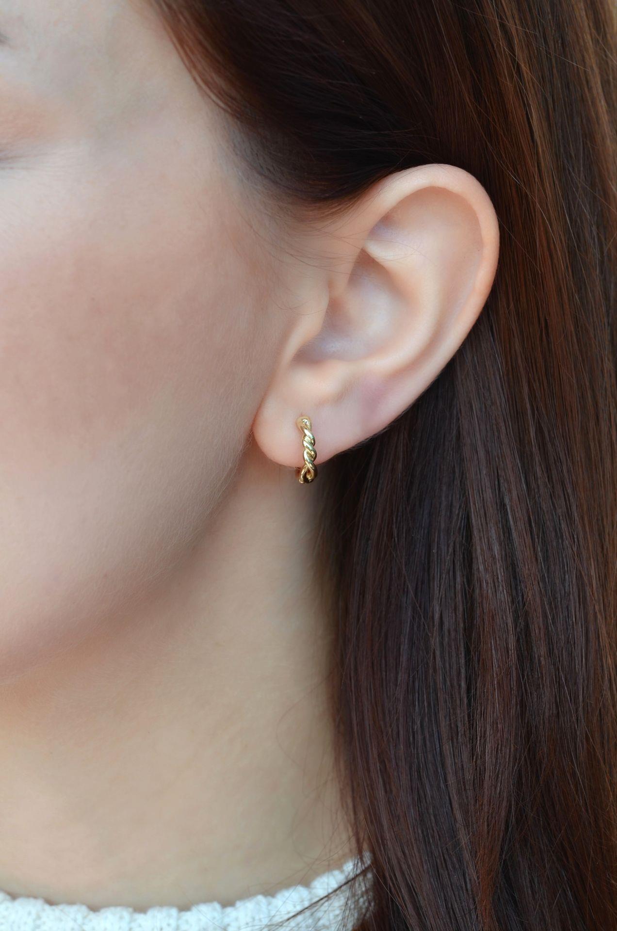 Gold Renk Kıvrımlı Mini Halka Küpe