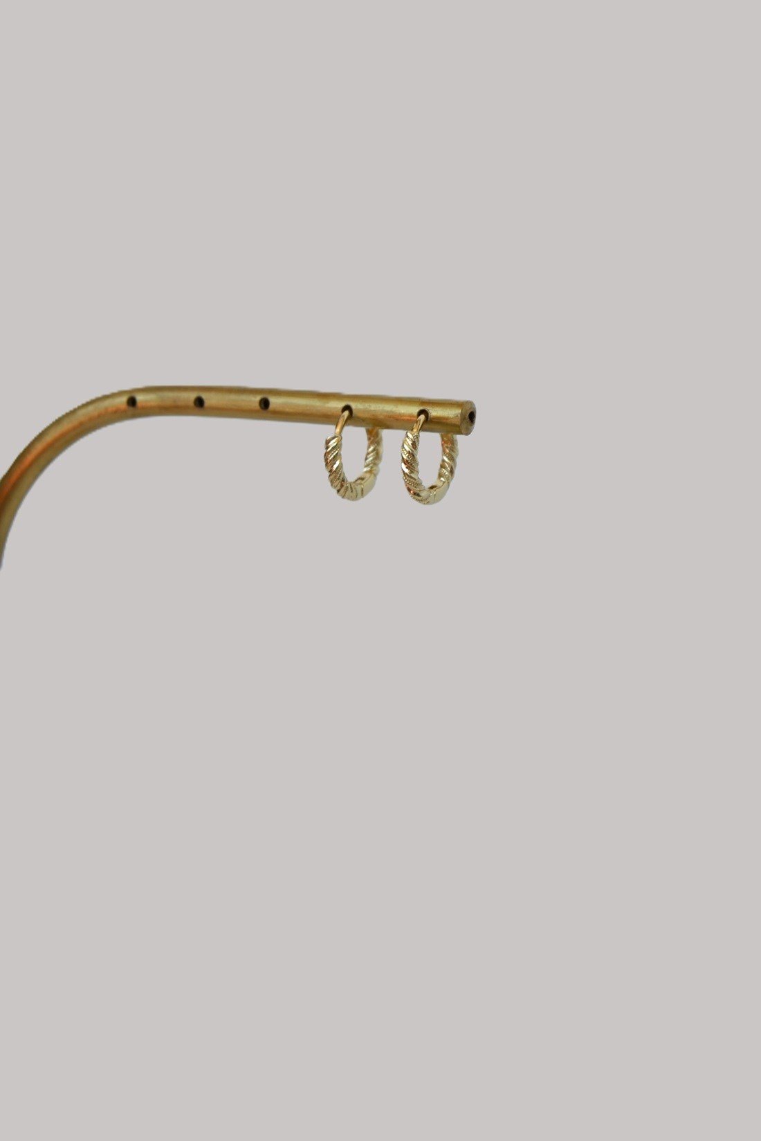 Gold Renk Kıvrımlı Mini Halka Küpe