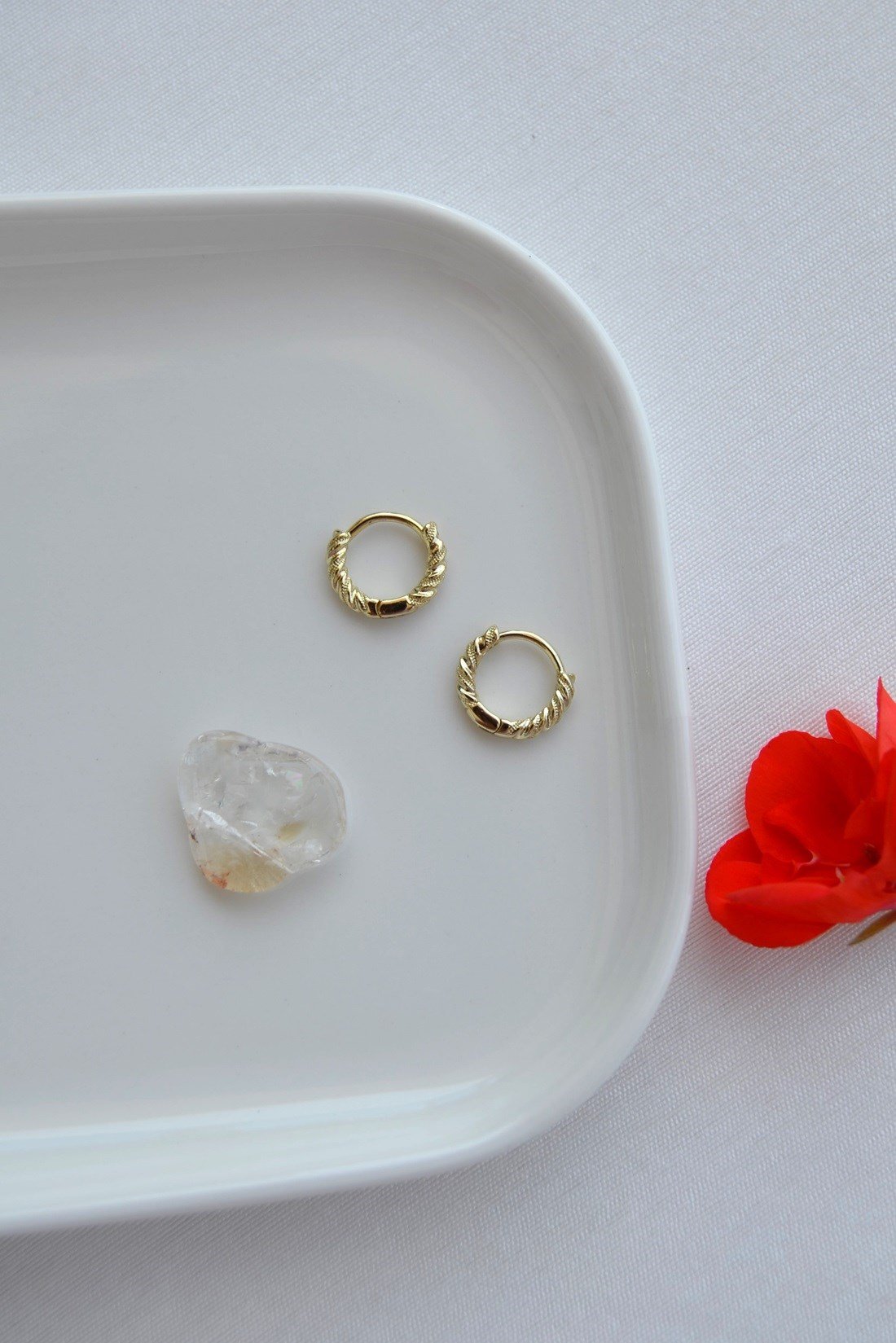 Gold Renk Kıvrımlı Mini Halka Küpe