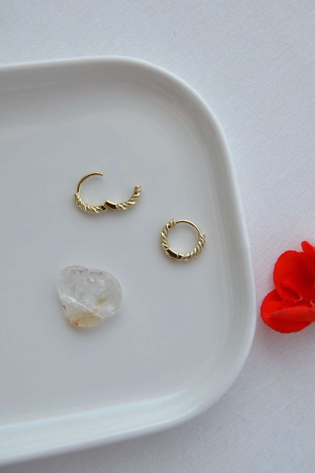 Gold Renk Kıvrımlı Mini Halka Küpe