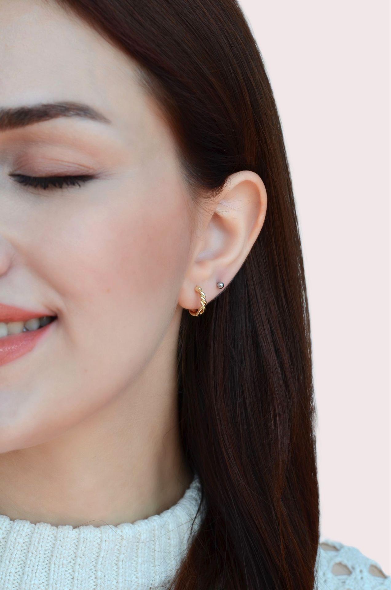 Gold Renk Kıvrımlı Mini Halka Küpe