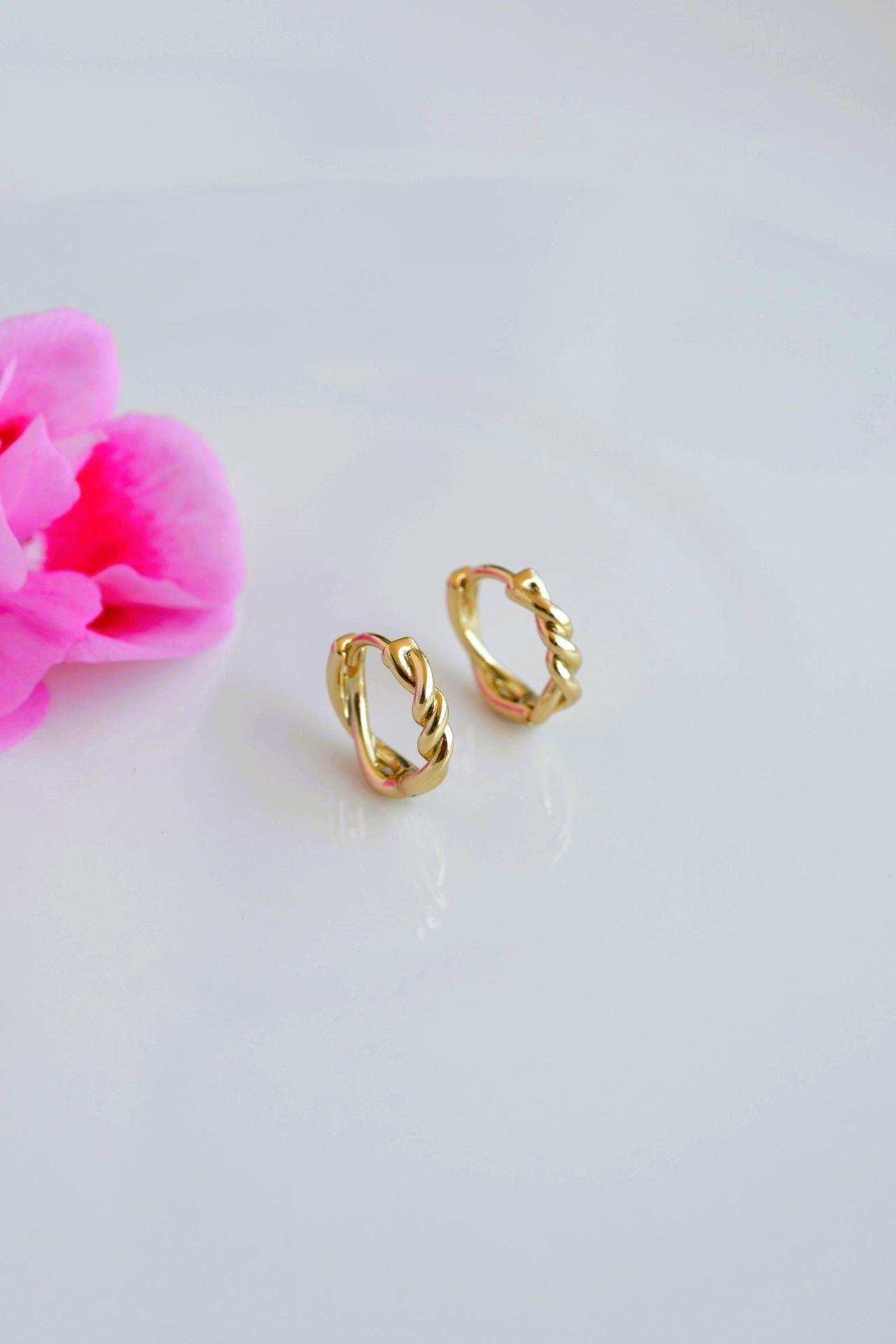 Gold Renk Kıvrımlı Mini Halka Küpe