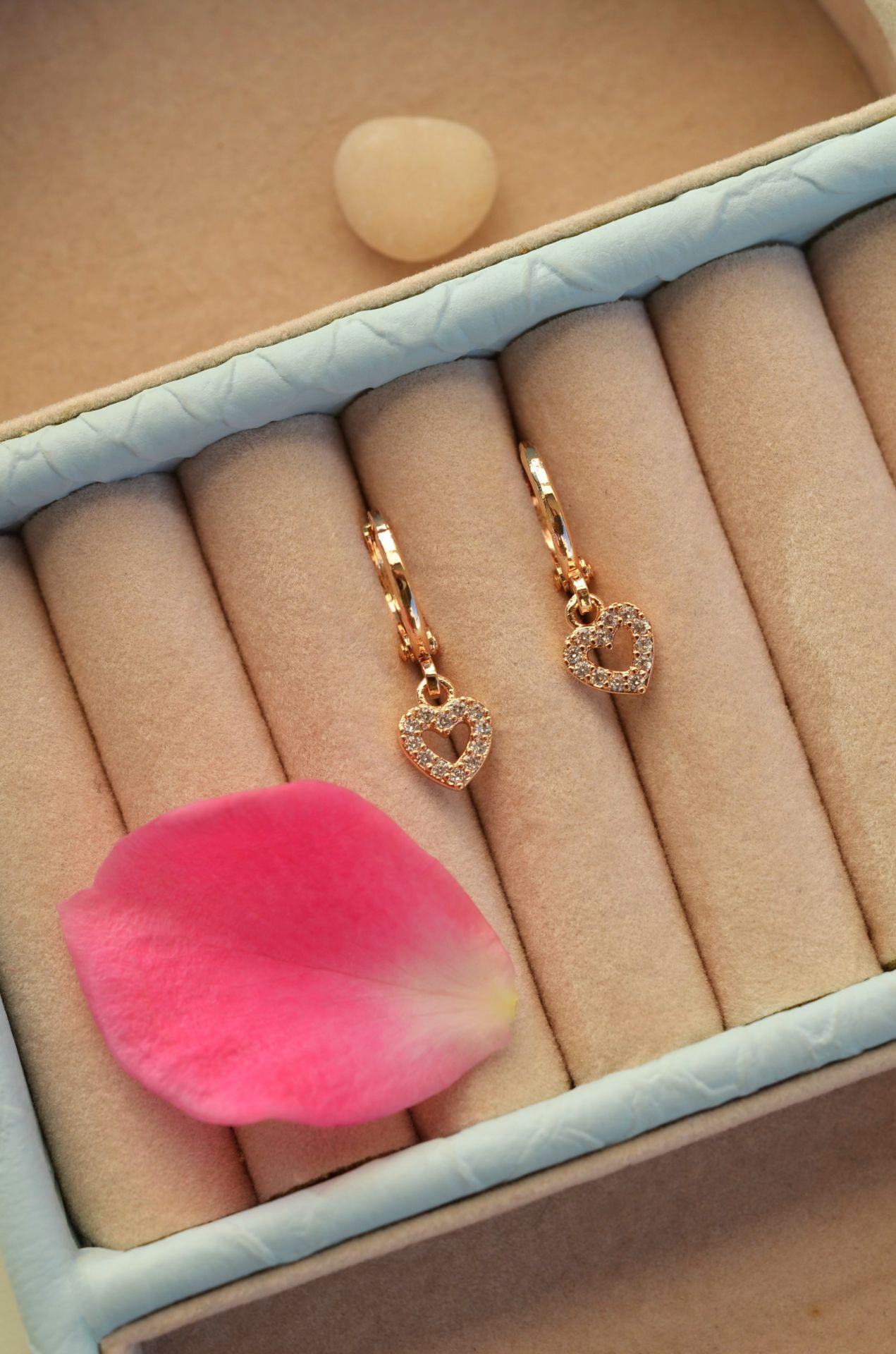 İçi Boş Kalp Sallantılı Minicik Halka Küpe Kalpli Mini Küpe