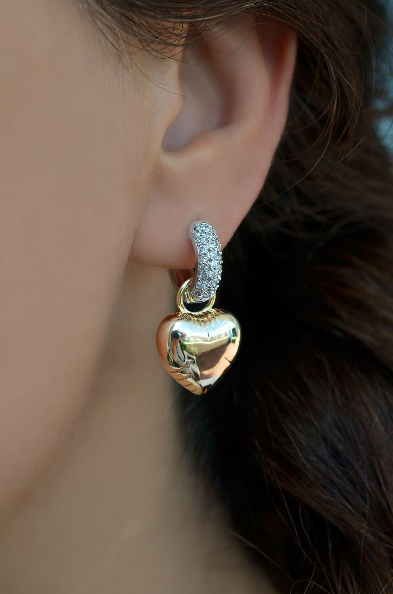 İki Renkli Bombeli Kalp Charmlı Zirkon Küpe Kalpli Küpe