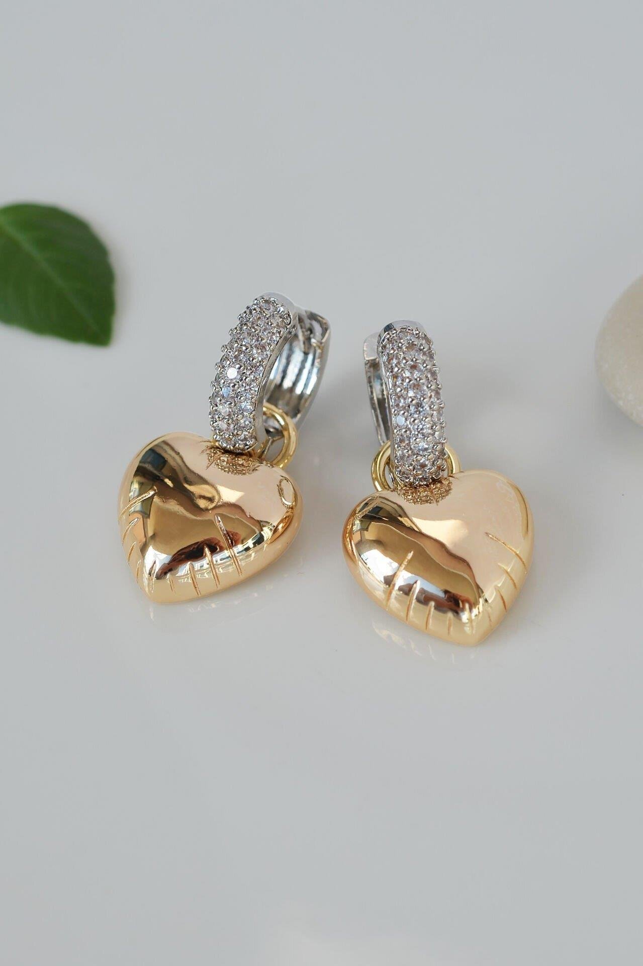 İki Renkli Bombeli Kalp Charmlı Zirkon Küpe Kalpli Küpe