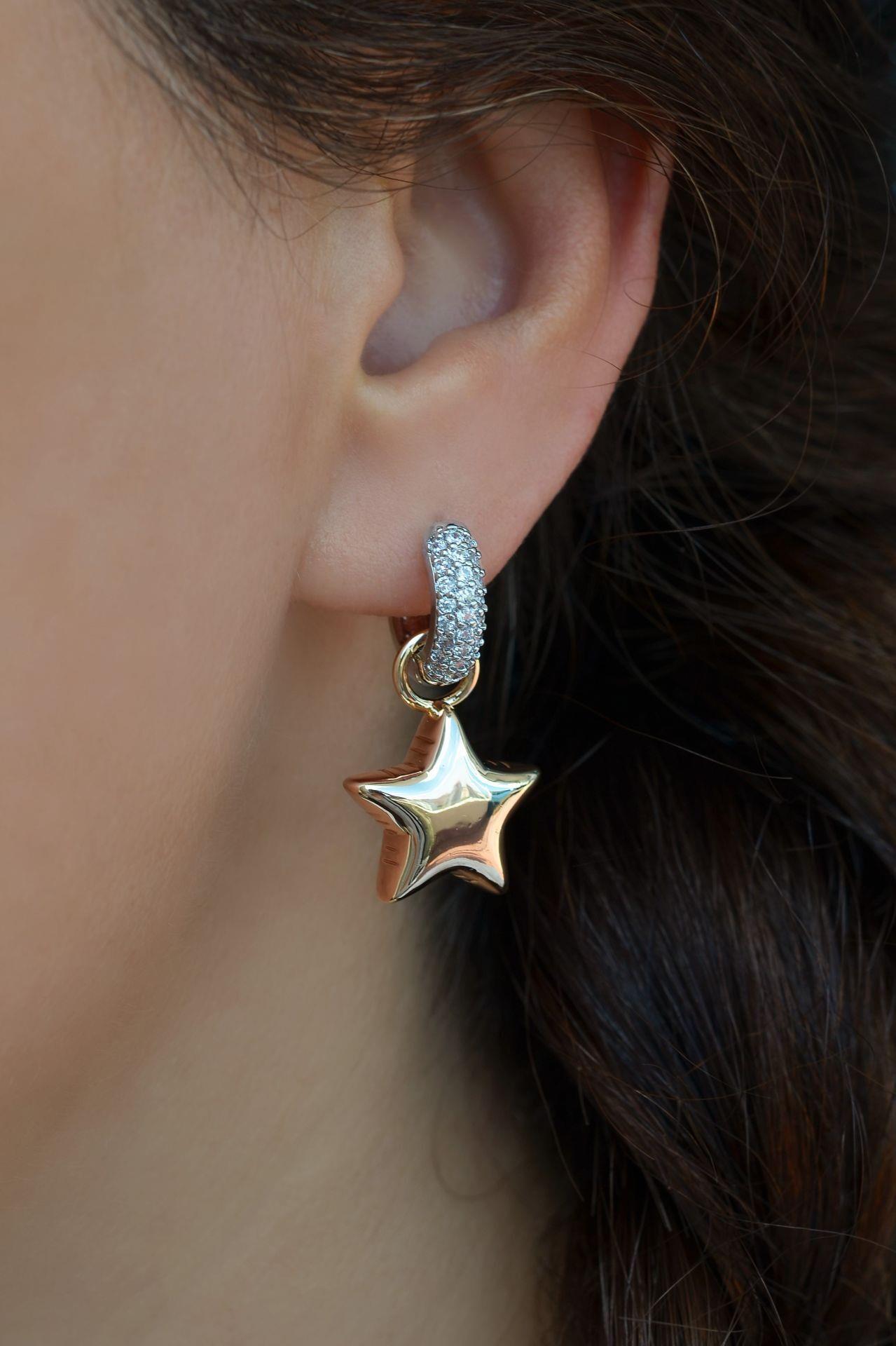 İki Renkli Bombeli Yıldız Charmlı Zirkon Küpe Yıldızlı Küpe